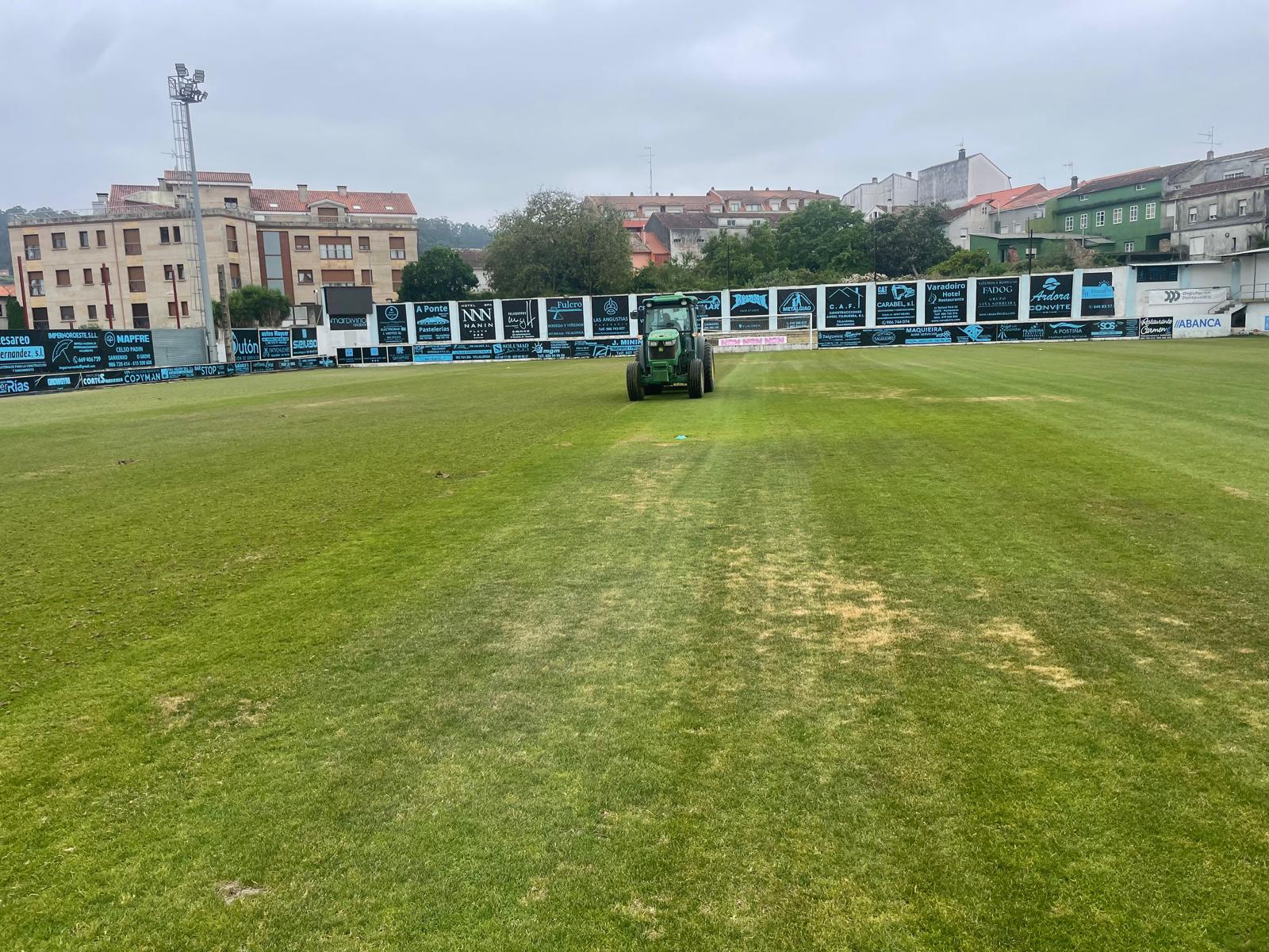 Obras sobre o césped do campo de fútbol de San Pedro