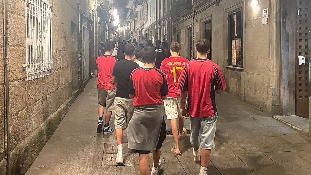 Mozos coa camiseta de España tras a vitoria ante Bélxica polo centro histórico Mozos coa camiseta de España tras a vitoria ante Bélxica polo centro histórico