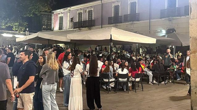 Ambiente na praza de Méndez Núñez durante a noite deste venres Ambiente na praza de Méndez Núñez durante a noite deste venres