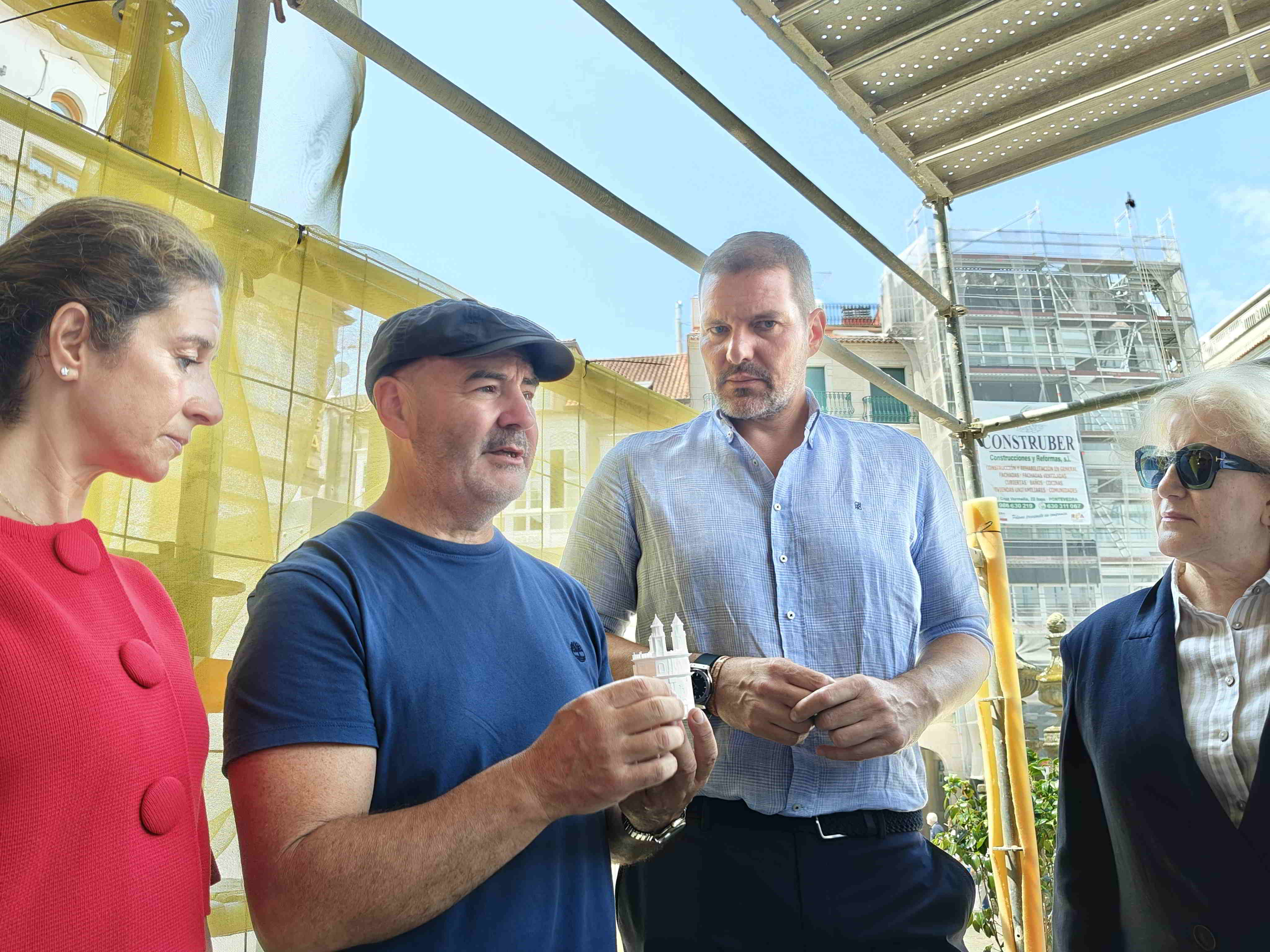 Juan Manuel Doce, arquitecto, amosra unha réplica do Santuario Virxe Peregrina 