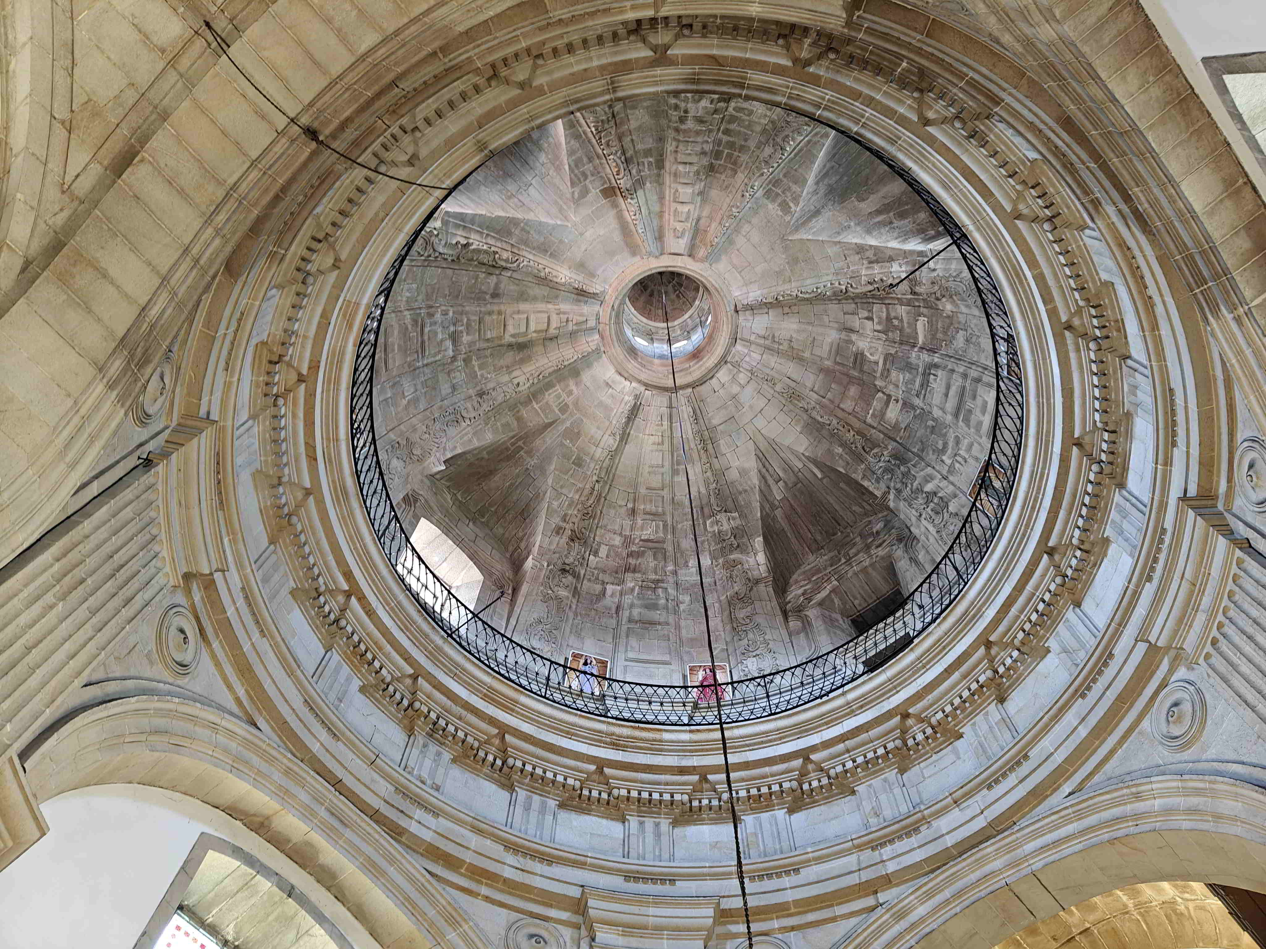 Interior do Santuario da Virxe Peregrina