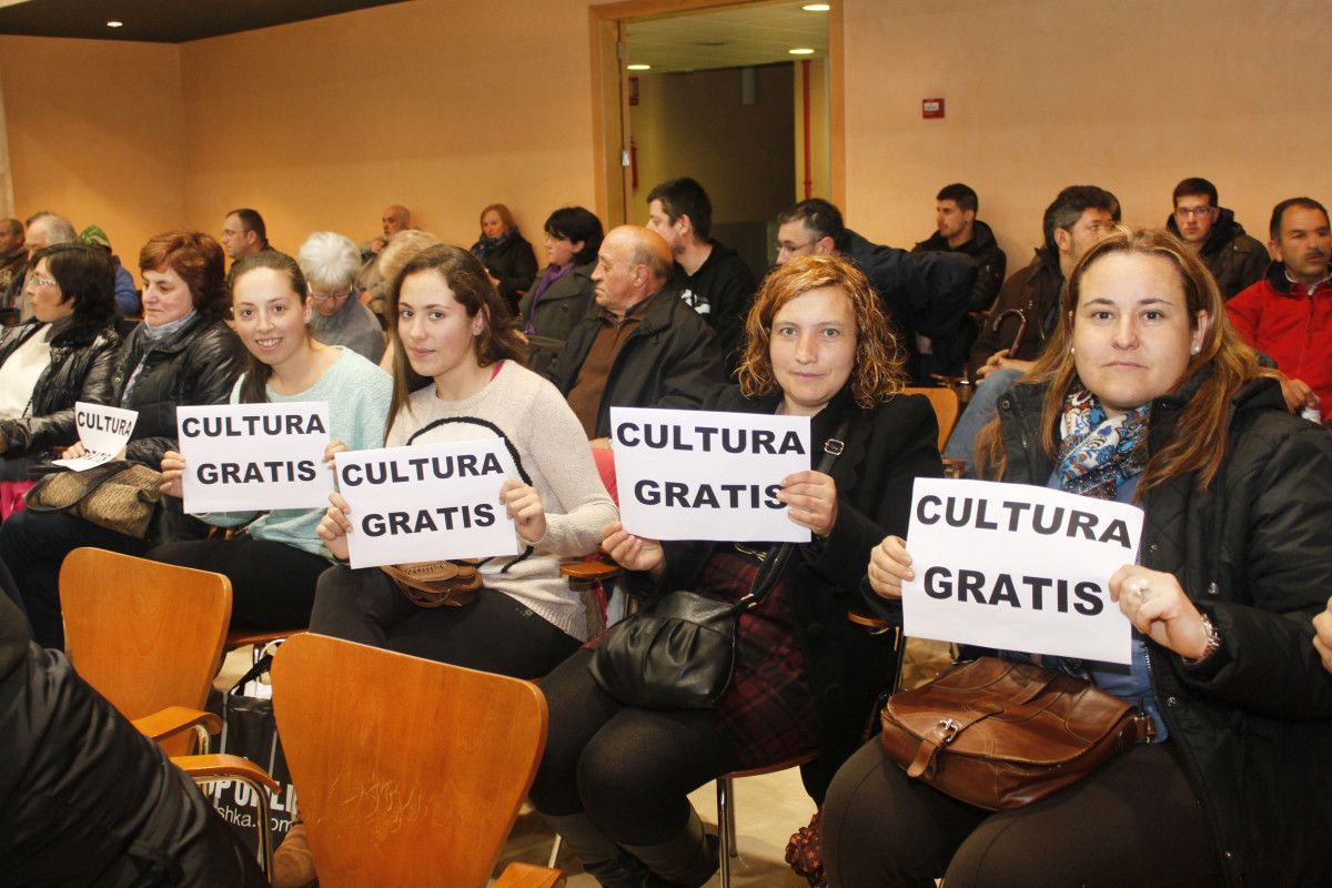 Vecinos que mostraron su oposición al cobro de tasas por uso de espacios culturales