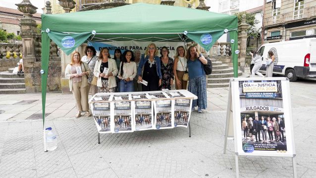 Mesa informativa instalada na Praza da Peregrina con motivo do Día da Xustiza Gratuíta