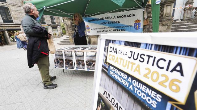 Mesa informativa instalada na Praza da Peregrina con motivo do Día da Xustiza Gratuíta