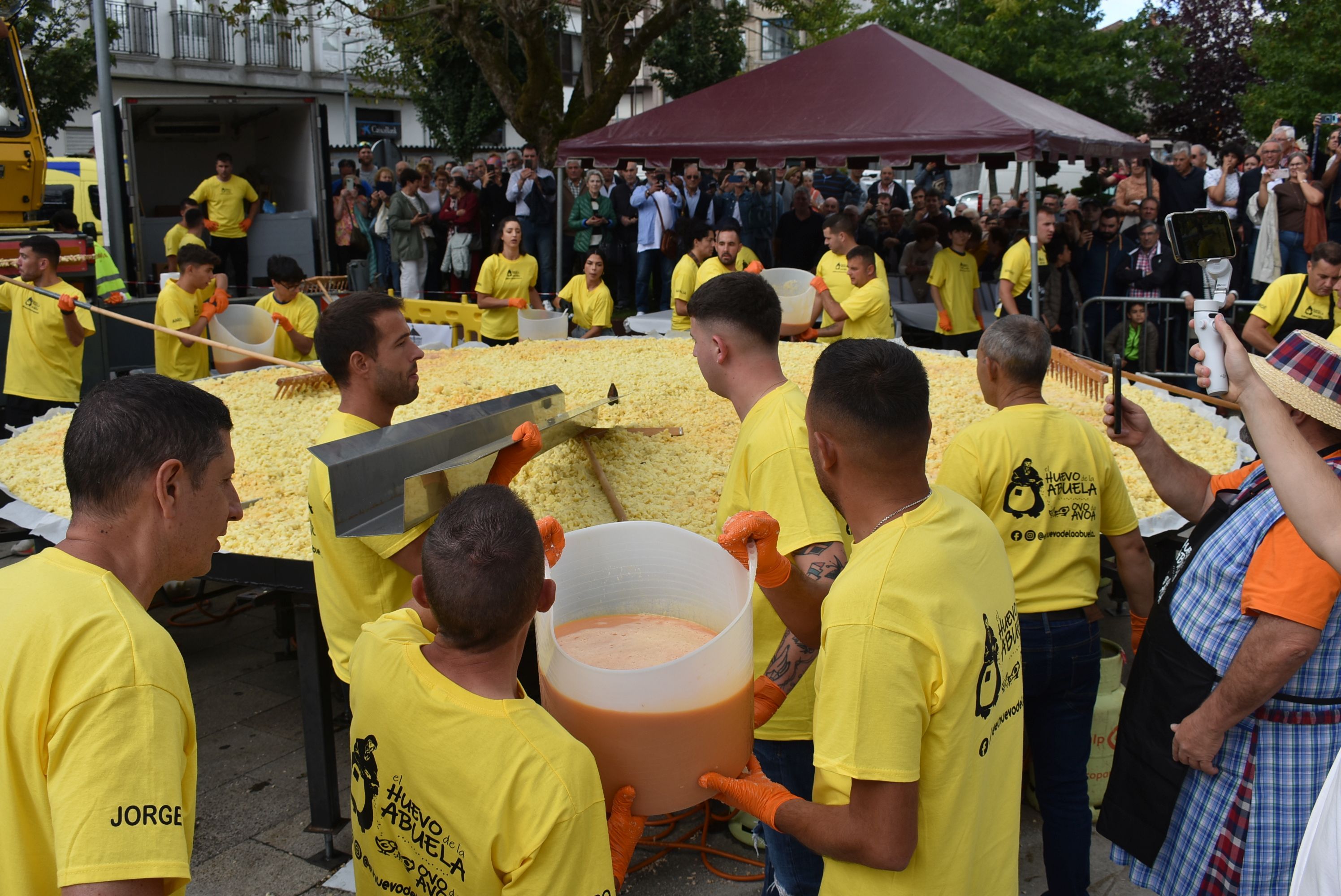 Elaboración de la tortilla gigante