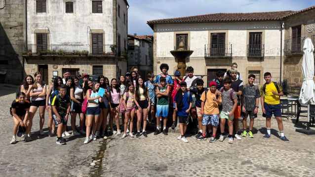 Manu Lourenzo y los participantes en el campamento de Valverde del Fresno Manu Lourenzo y los participantes en el campamento de Valverde del Fresno