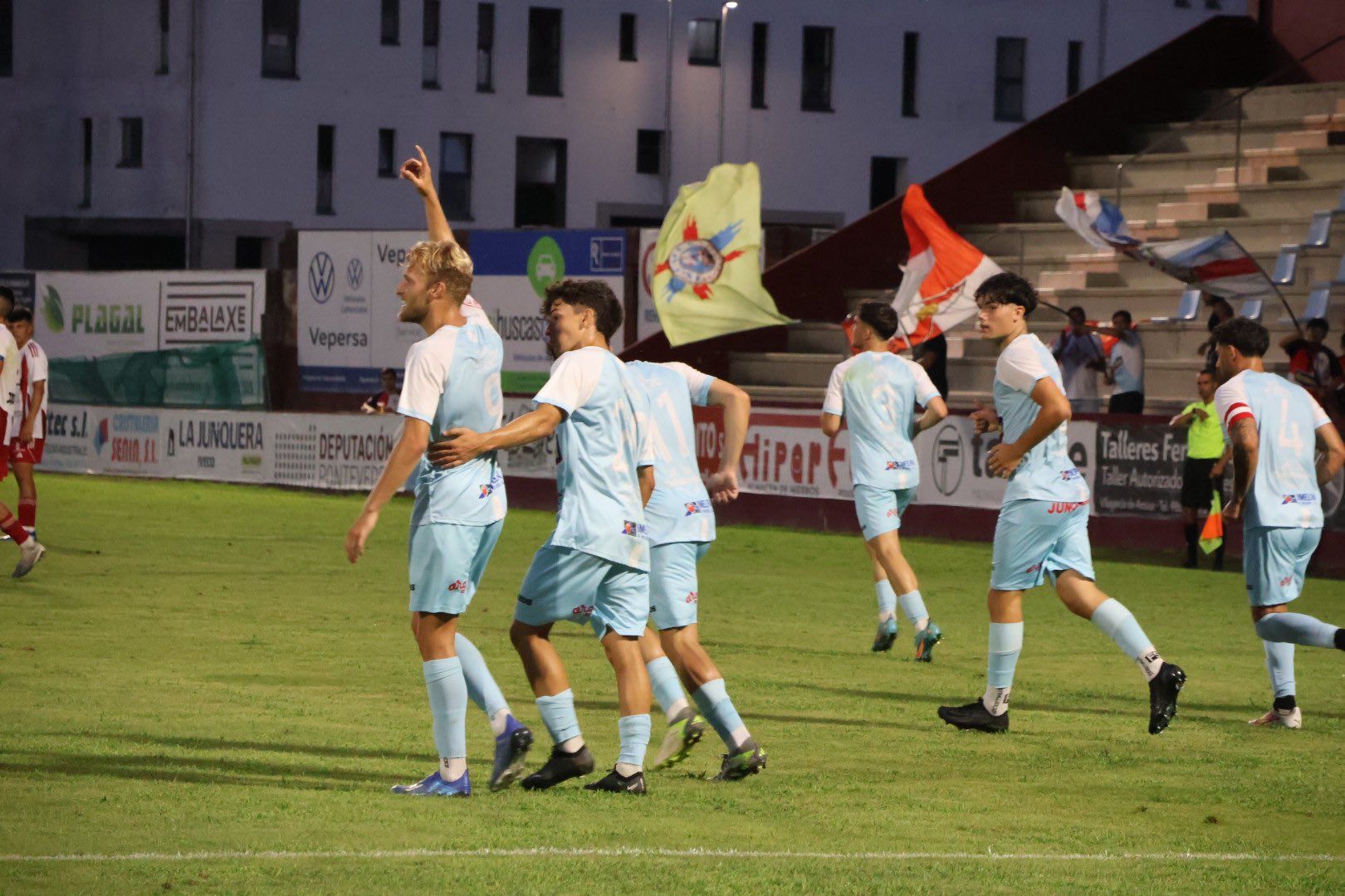Rivera celebrando un gol en A Lomba