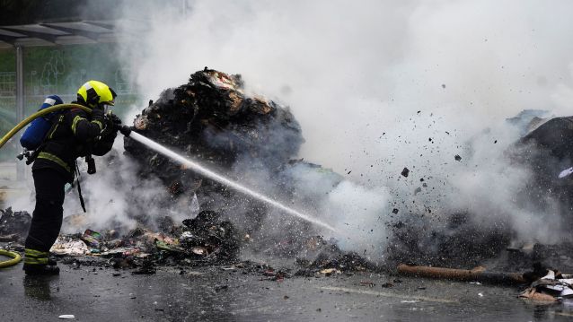 Arde a carga dun camión de recollida de cartón nas Corvaceiras Arde a carga dun camión de recollida de cartón nas Corvaceiras