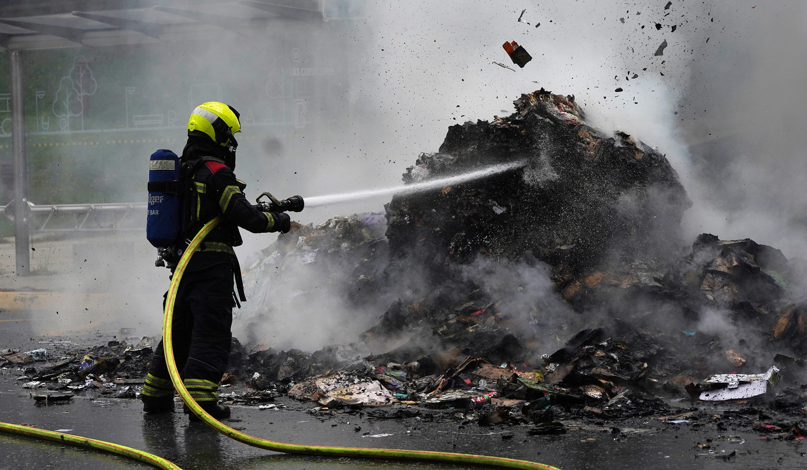 Arde a carga dun camión de recollida de cartón nas Corvaceiras Arde a carga dun camión de recollida de cartón nas Corvaceiras