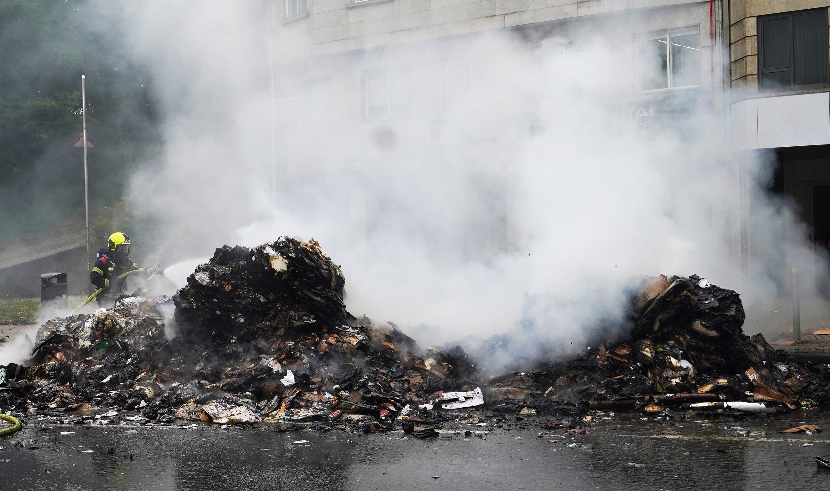 Arde a carga dun camión de recollida de cartón nas Corvaceiras Arde a carga dun camión de recollida de cartón nas Corvaceiras
