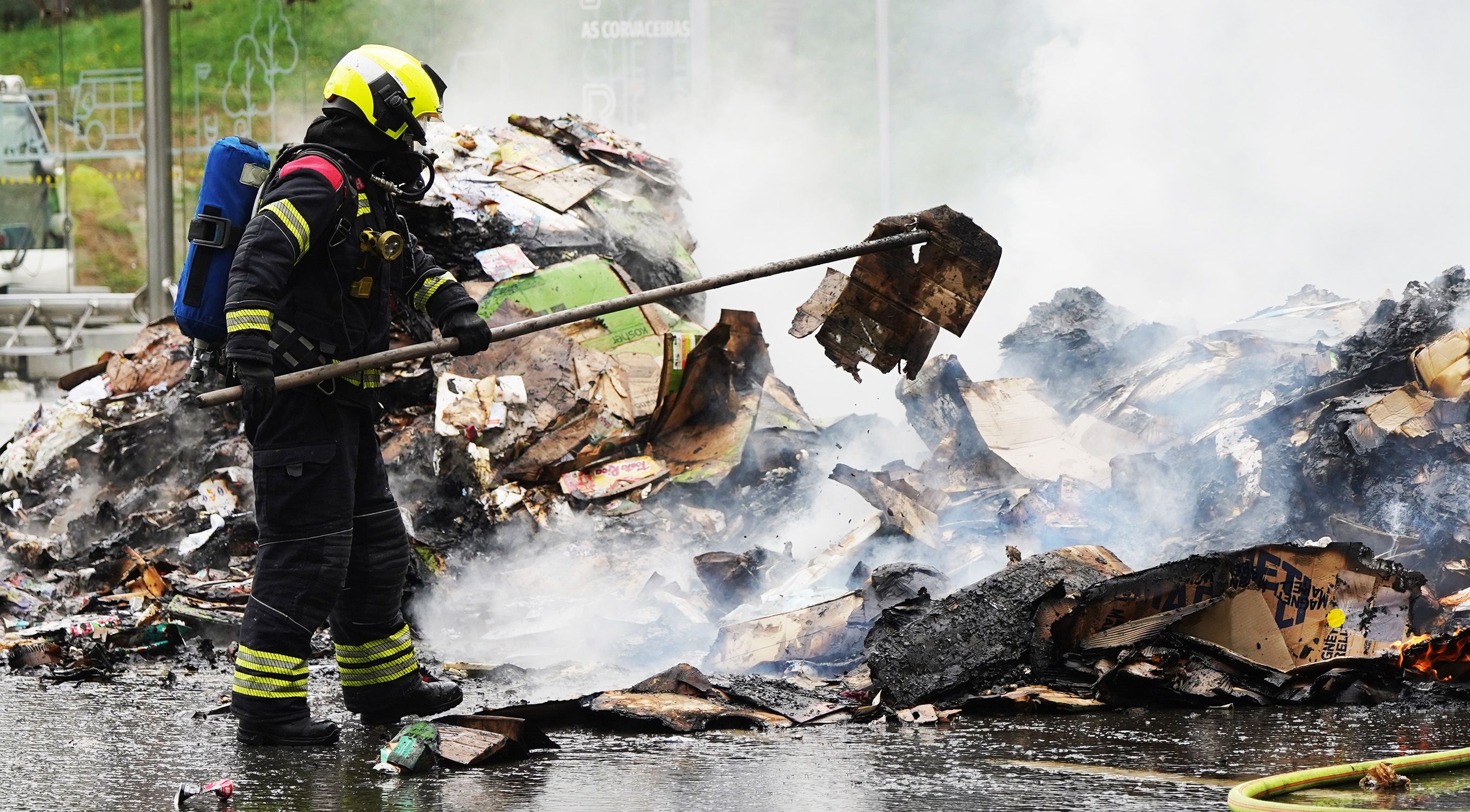 Arde a carga dun camión de recollida de cartón nas Corvaceiras Arde a carga dun camión de recollida de cartón nas Corvaceiras