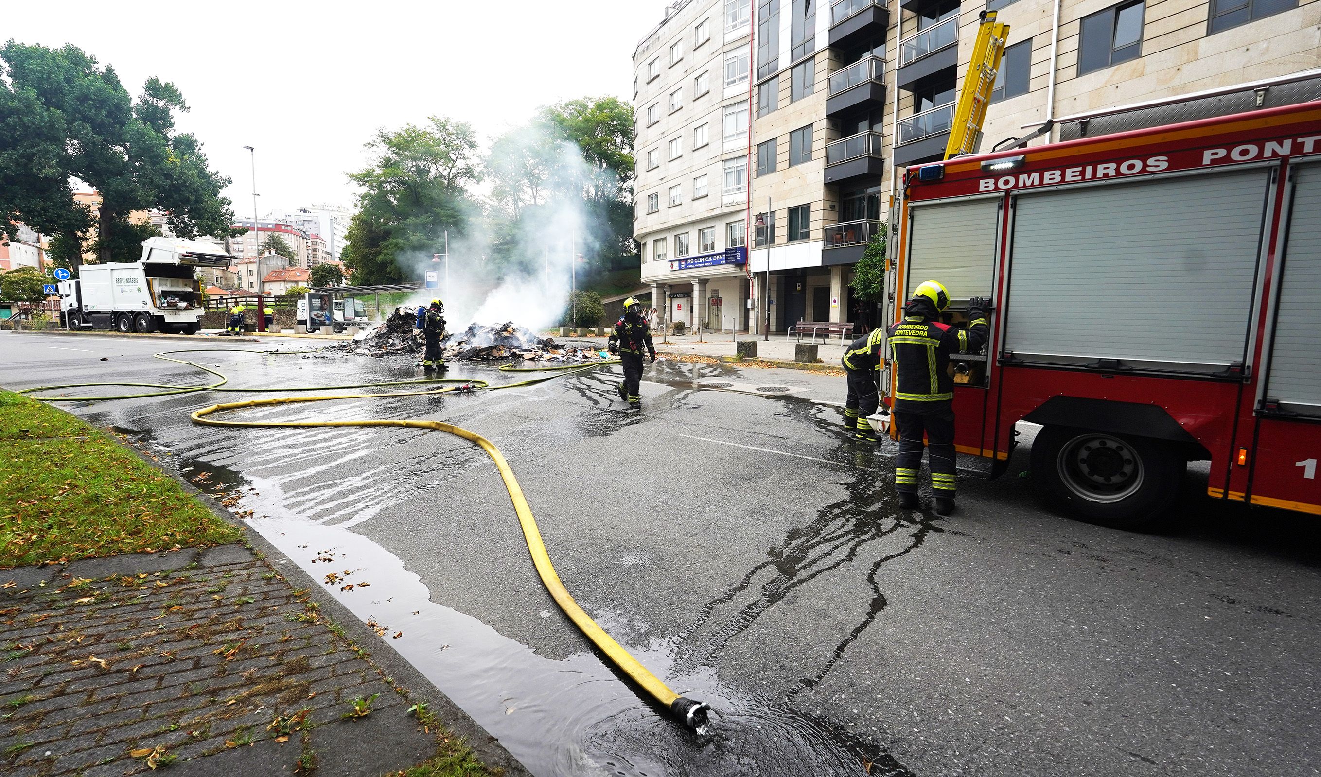 Arde a carga dun camión de recollida de cartón nas Corvaceiras Arde a carga dun camión de recollida de cartón nas Corvaceiras