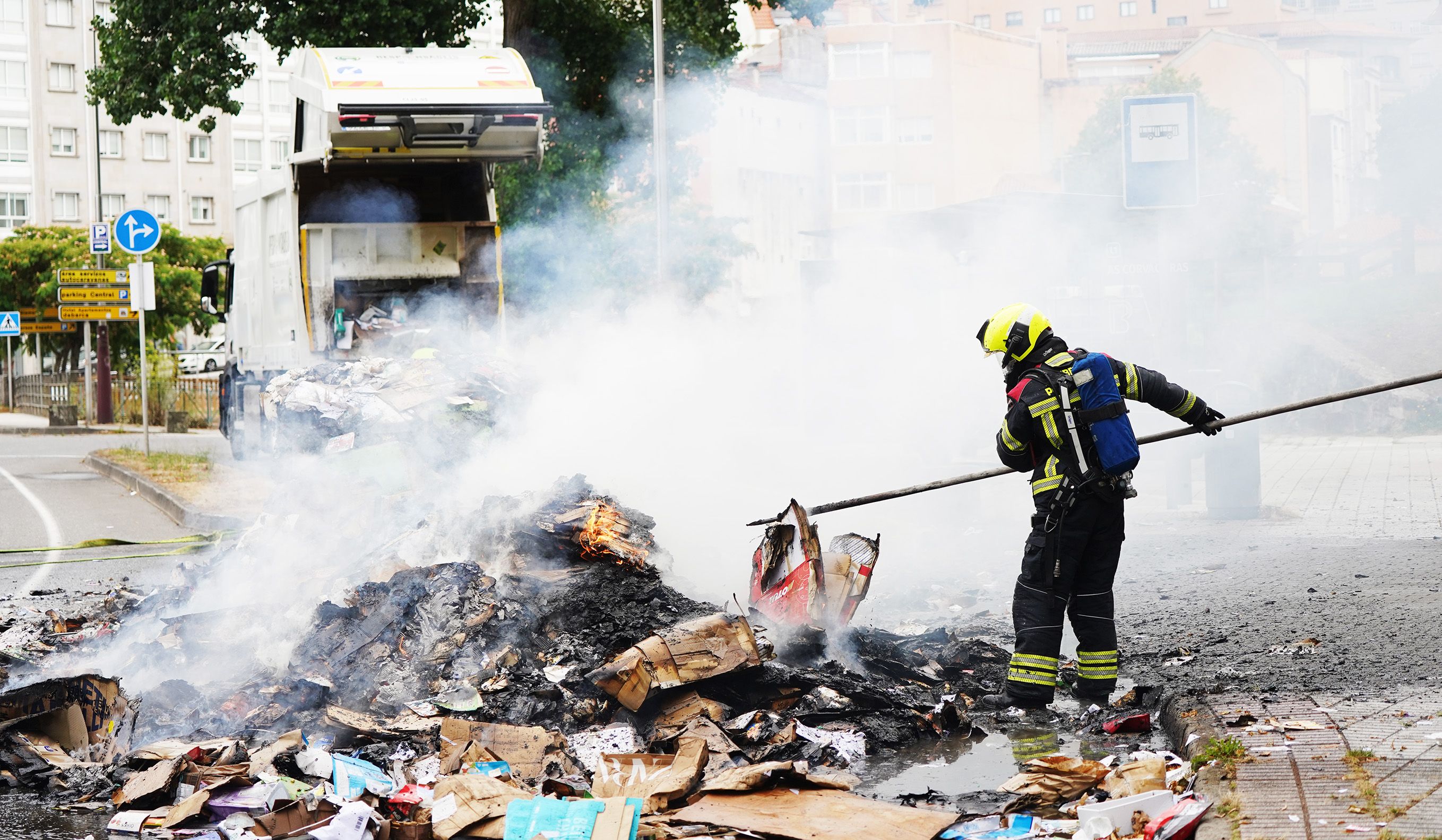 Arde a carga dun camión de recollida de cartón nas Corvaceiras Arde a carga dun camión de recollida de cartón nas Corvaceiras