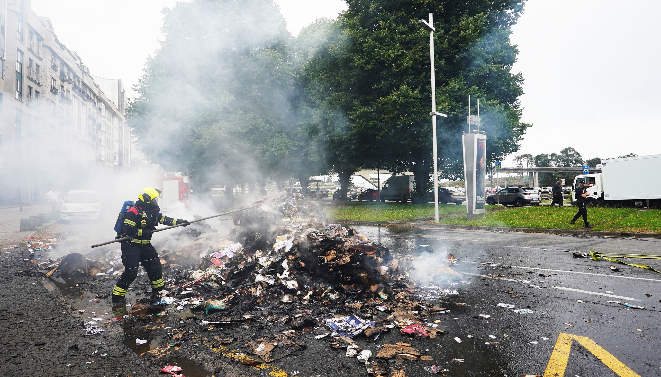 Arde a carga dun camión de recollida de cartón nas Corvaceiras Arde a carga dun camión de recollida de cartón nas Corvaceiras