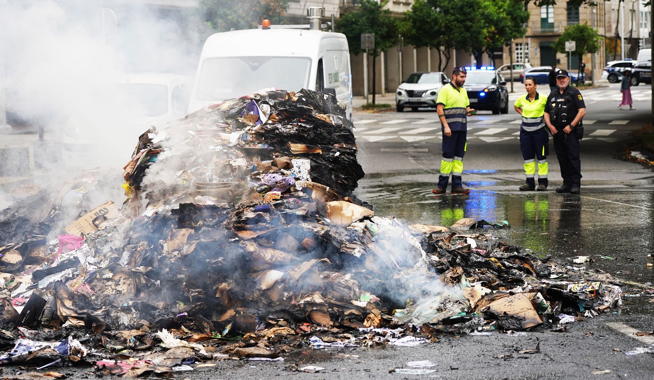 Arde a carga dun camión de recollida de cartón nas Corvaceiras Arde a carga dun camión de recollida de cartón nas Corvaceiras