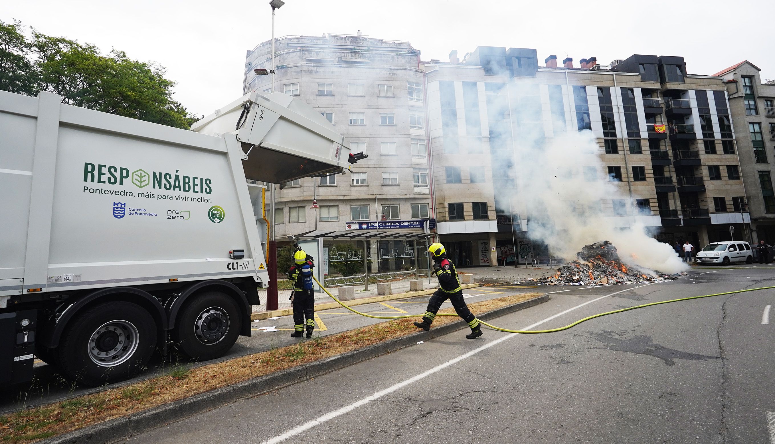 Arde a carga dun camión de recollida de cartón nas Corvaceiras Arde a carga dun camión de recollida de cartón nas Corvaceiras