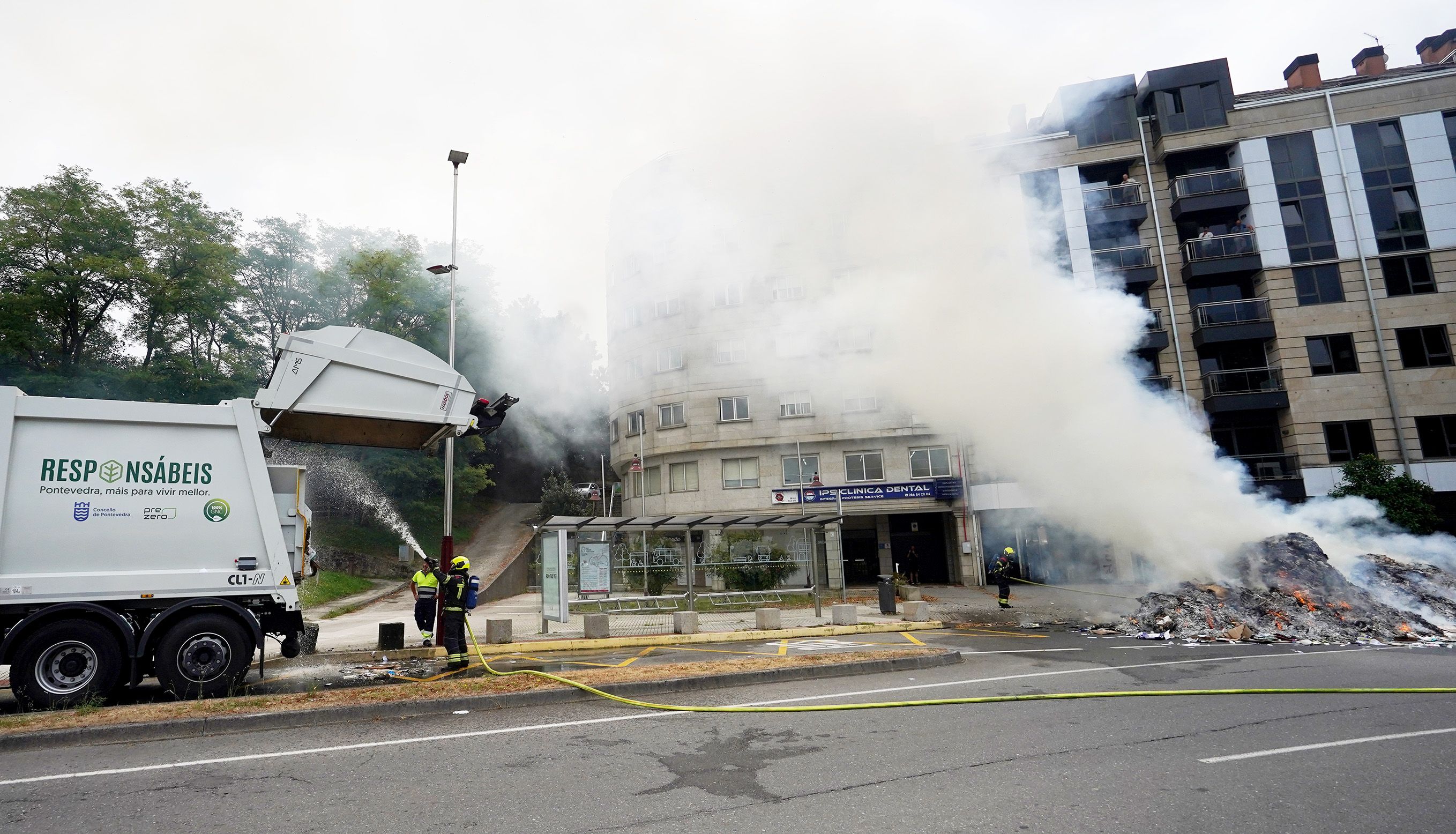 Arde a carga dun camión de recollida de cartón nas Corvaceiras Arde a carga dun camión de recollida de cartón nas Corvaceiras
