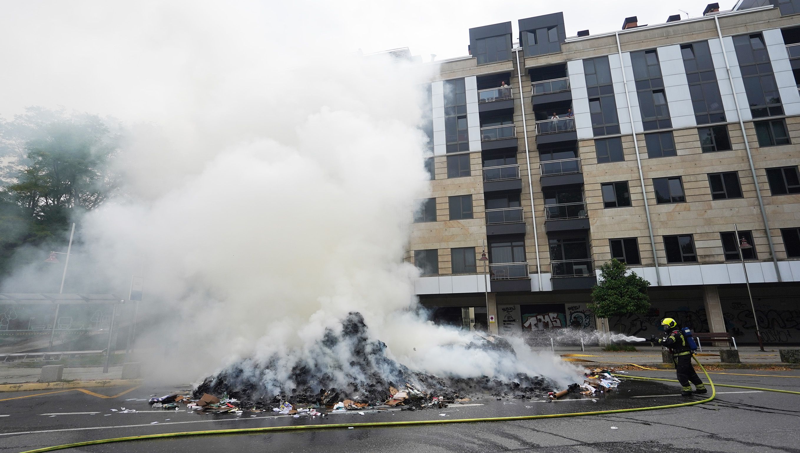 Arde a carga dun camión de recollida de cartón nas Corvaceiras Arde a carga dun camión de recollida de cartón nas Corvaceiras