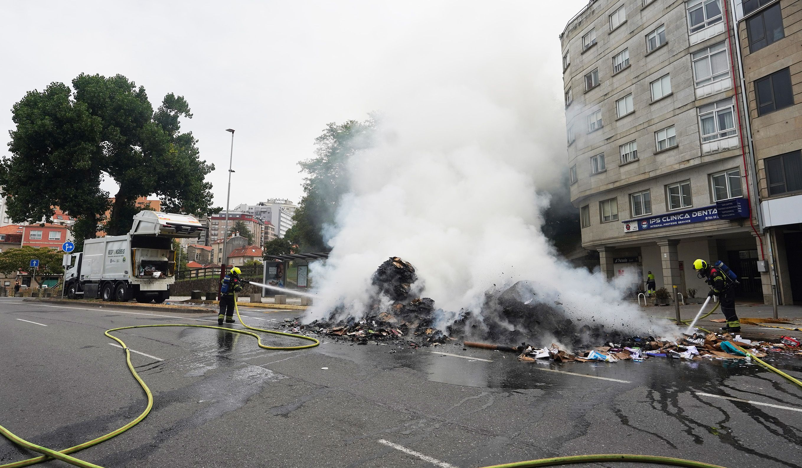 Arde a carga dun camión de recollida de cartón nas Corvaceiras Arde a carga dun camión de recollida de cartón nas Corvaceiras