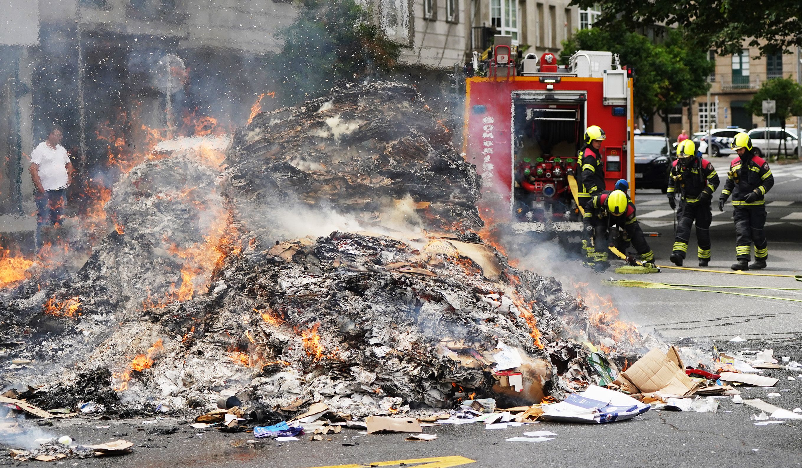 Arde a carga dun camión de recollida de cartón nas Corvaceiras Arde a carga dun camión de recollida de cartón nas Corvaceiras
