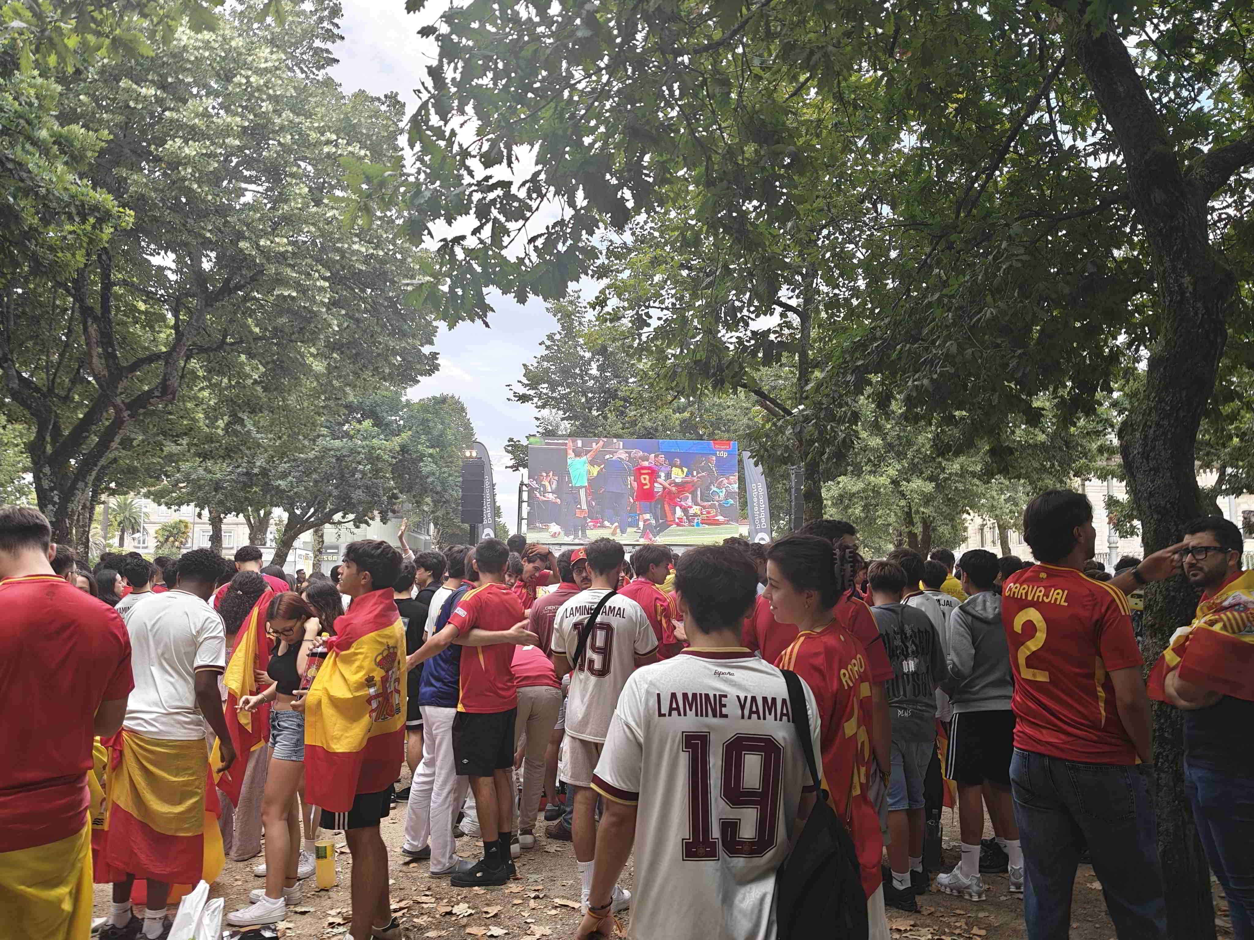 Numerosos jóvenes en la Alameda para ver el partido