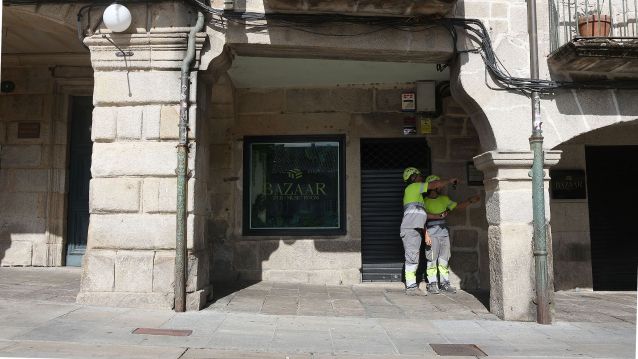 Instalación de los nuevos proyectores en los soportales de la Praza do Teucro Instalación de los nuevos proyectores en los soportales de la Praza do Teucro