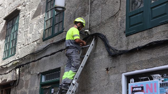 Instalación de los nuevos proyectores en los soportales de la Praza do Teucro Instalación de los nuevos proyectores en los soportales de la Praza do Teucro
