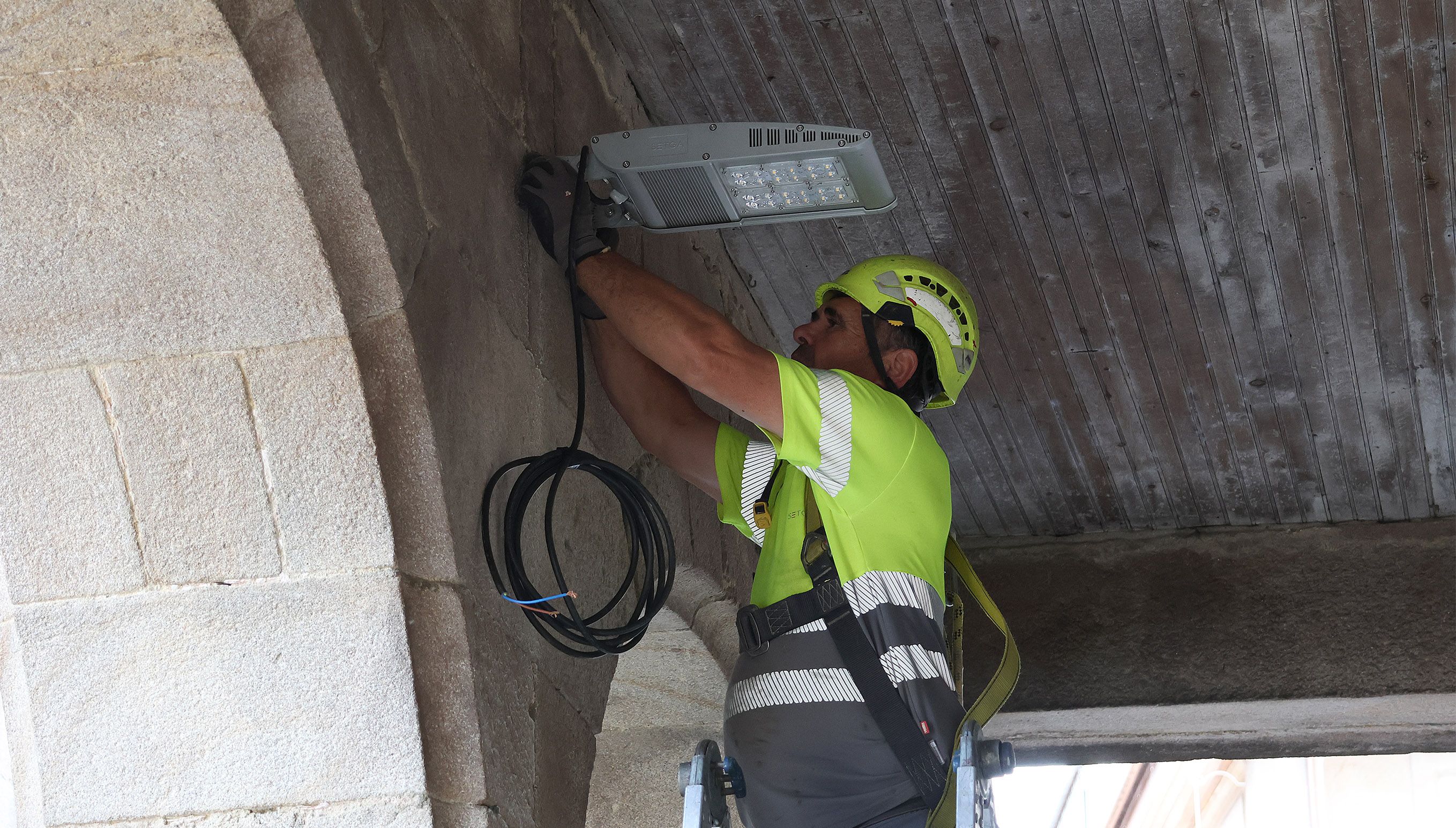 Instalación de los nuevos proyectores en los soportales de la Praza do Teucro