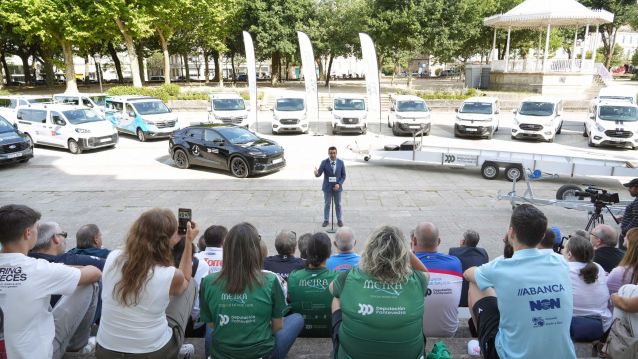 Entrega de vehículos delante del Pazo provinciala través del programa DepoVAN