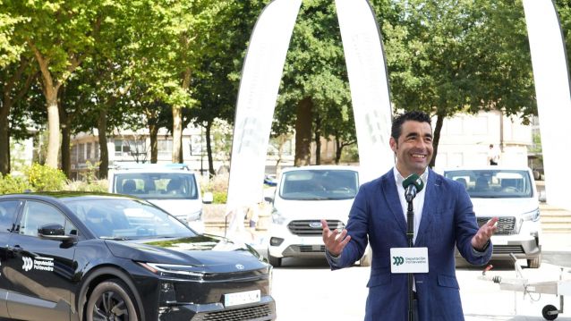 Entrega de vehículos delante del Pazo provinciala través del programa DepoVAN