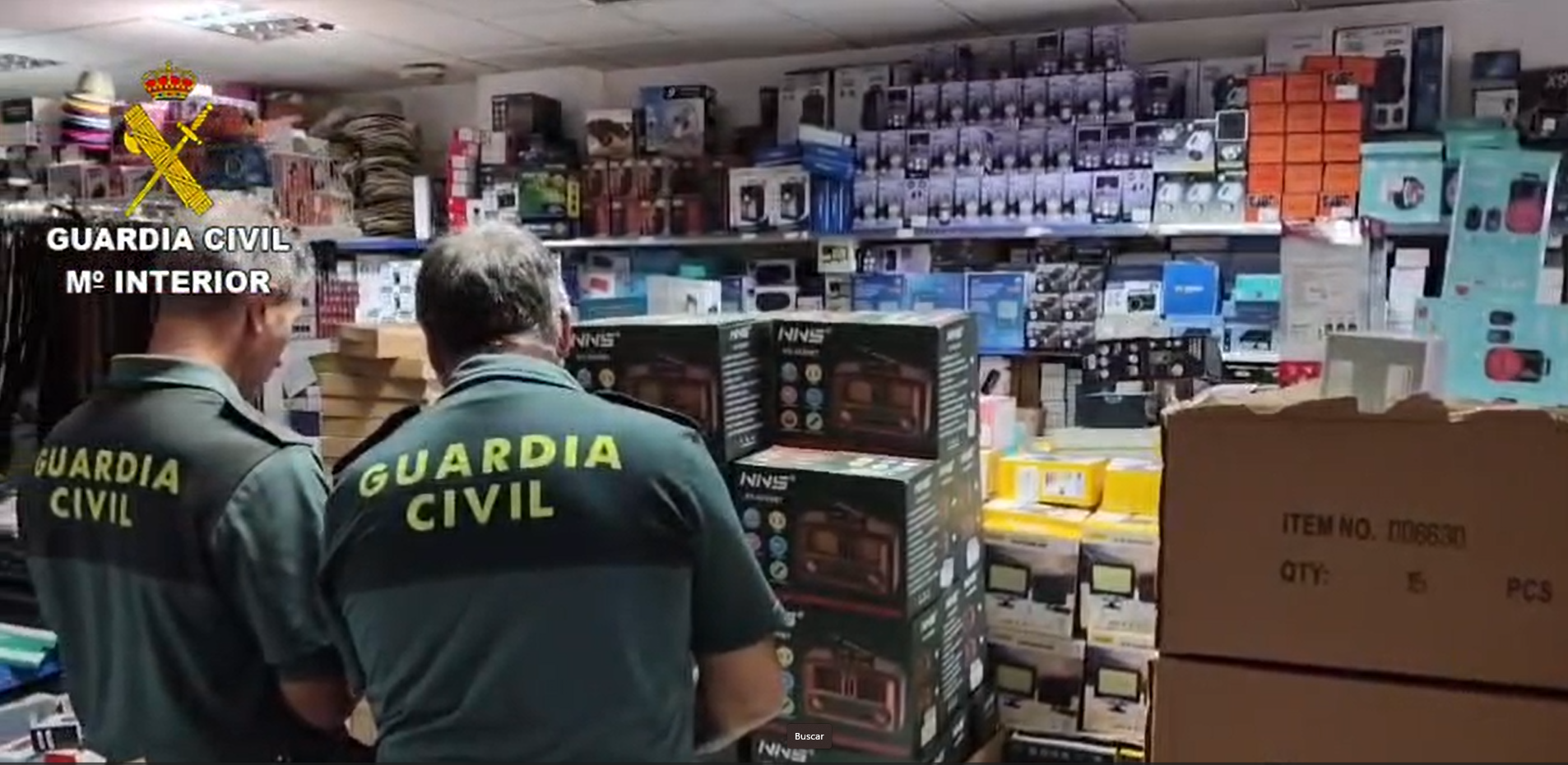 Material incautado nun bazar en Soutomaior