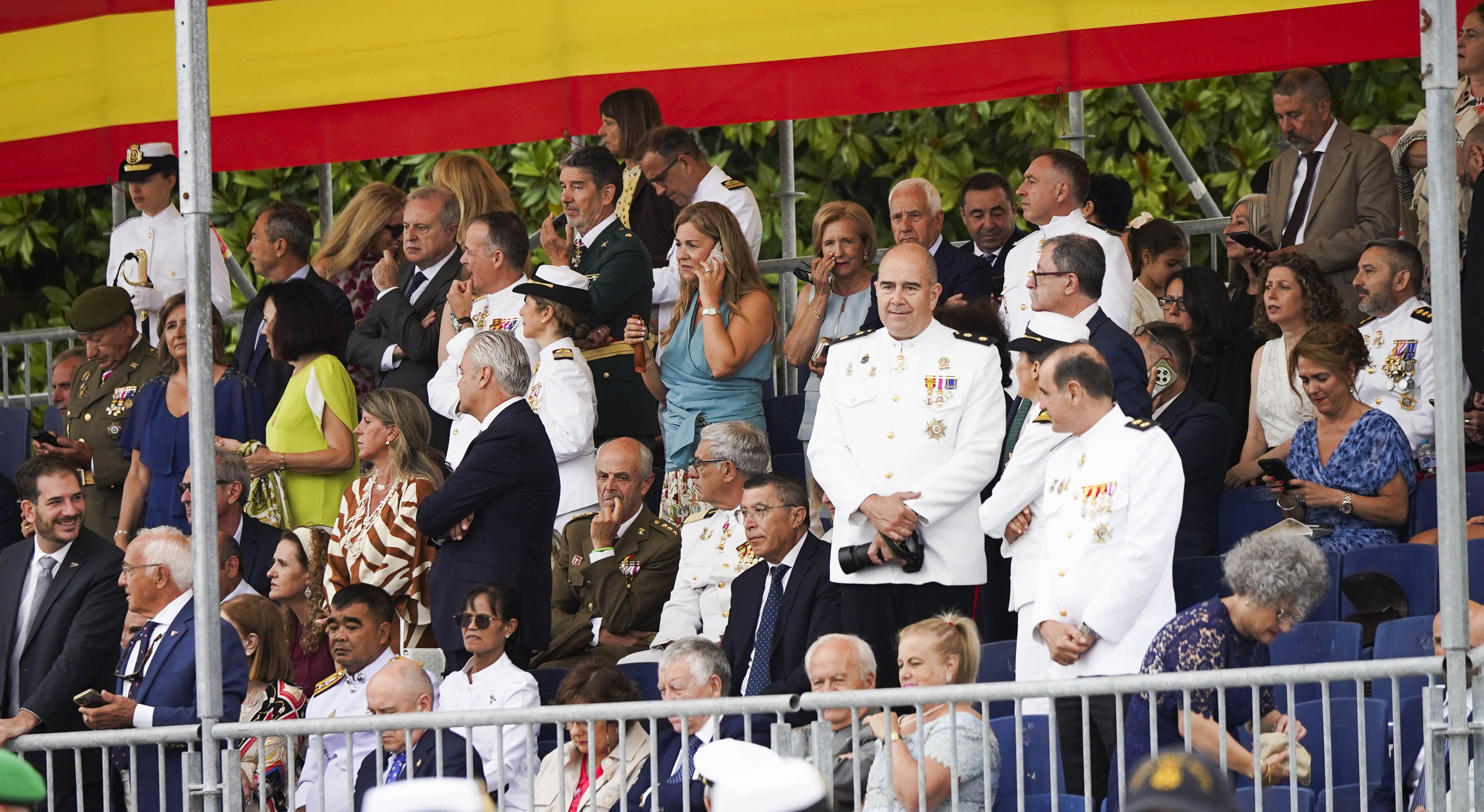 Entrega de reales despachos a los nuevos oficiales de la Armada Entrega de reales despachos a los nuevos oficiales de la Armada