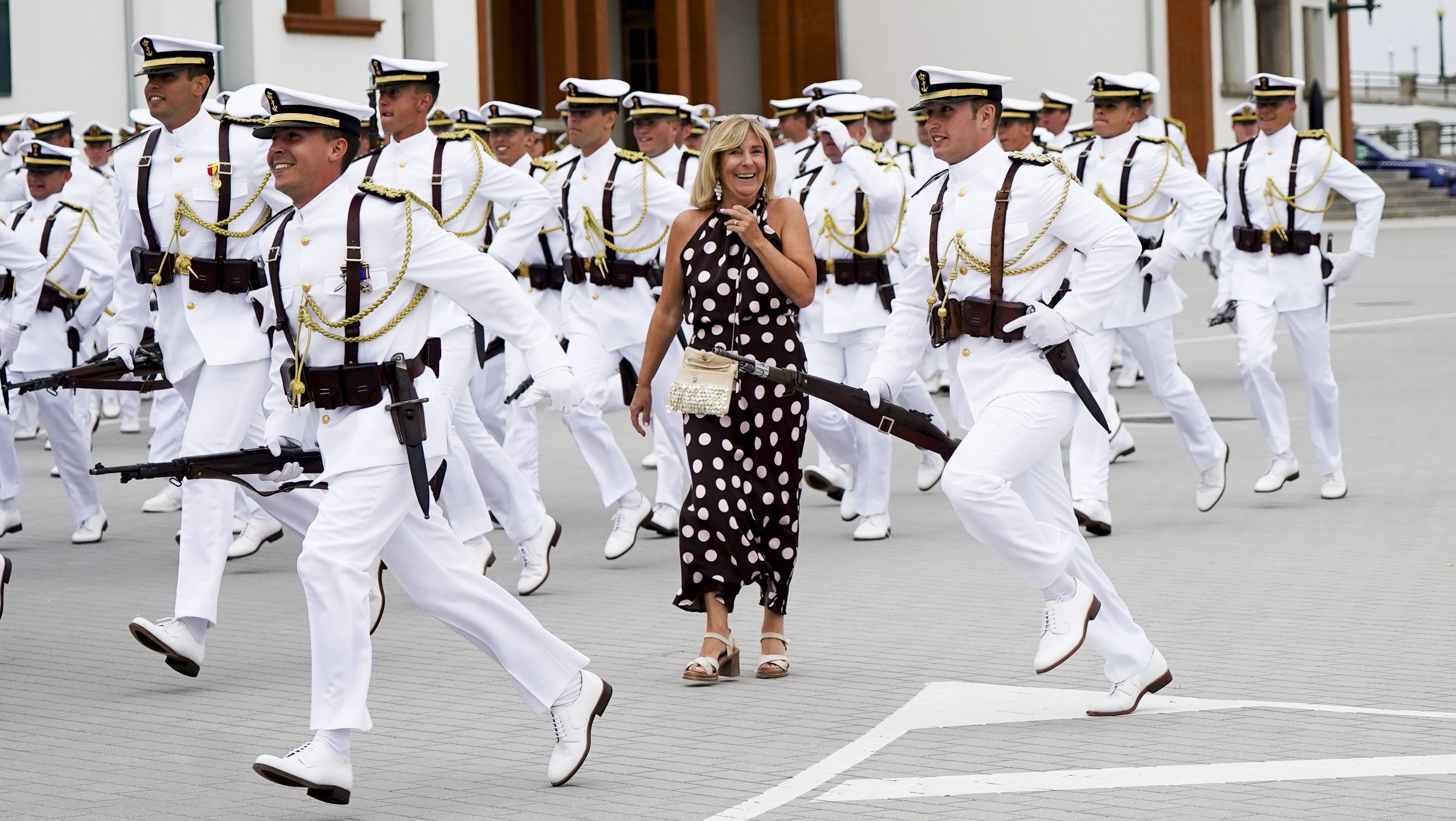 Entrega de reales despachos a los nuevos oficiales de la Armada Entrega de reales despachos a los nuevos oficiales de la Armada