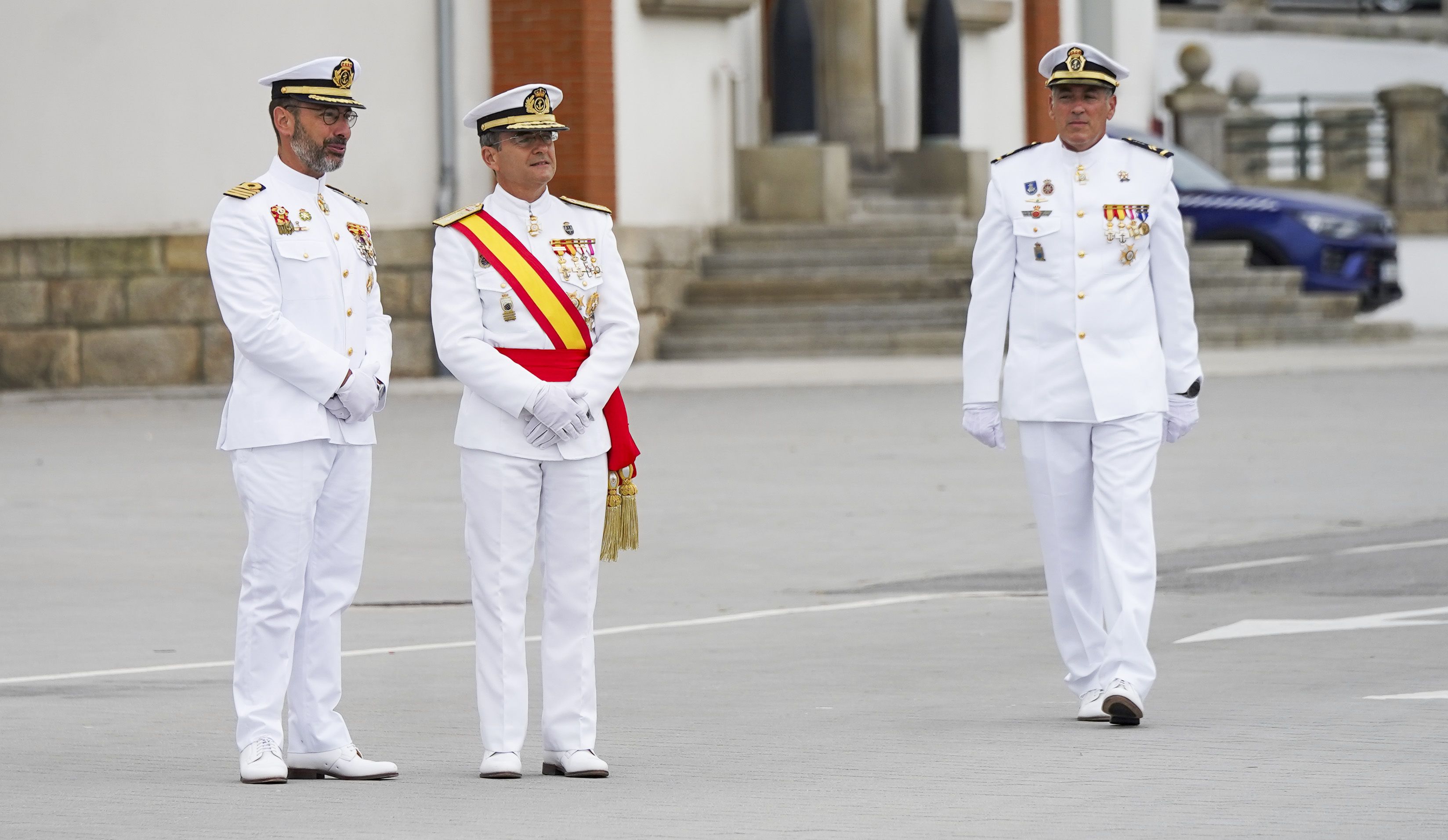 Entrega de reales despachos a los nuevos oficiales de la Armada Entrega de reales despachos a los nuevos oficiales de la Armada