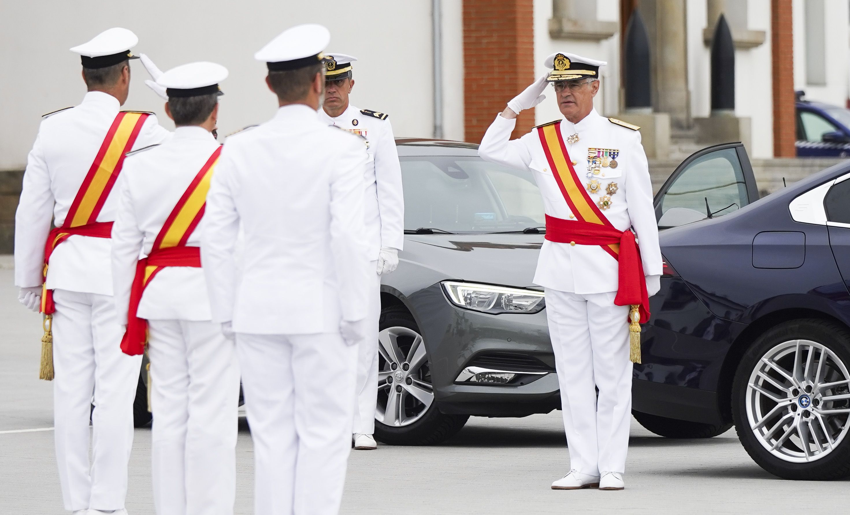Entrega de reales despachos a los nuevos oficiales de la Armada Entrega de reales despachos a los nuevos oficiales de la Armada