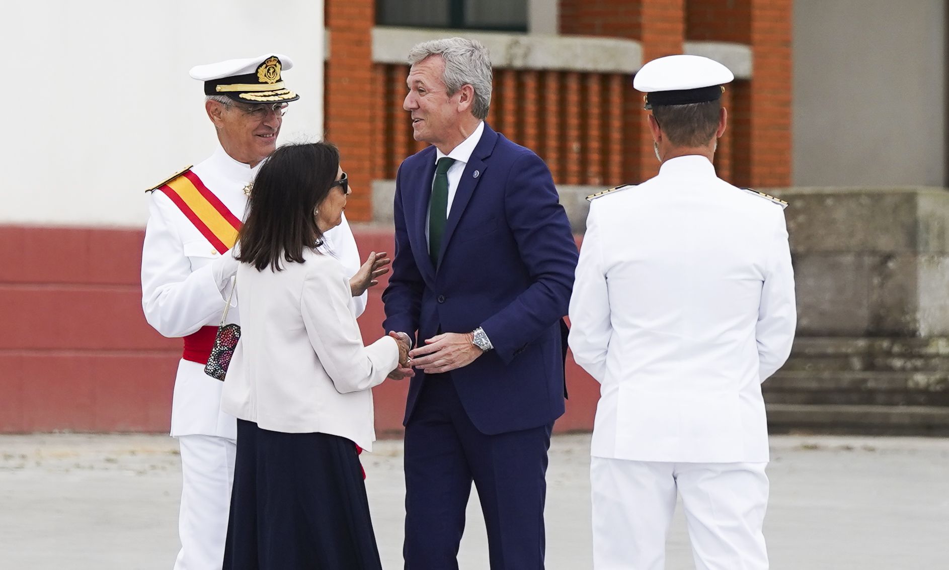 Entrega de reales despachos a los nuevos oficiales de la Armada Entrega de reales despachos a los nuevos oficiales de la Armada