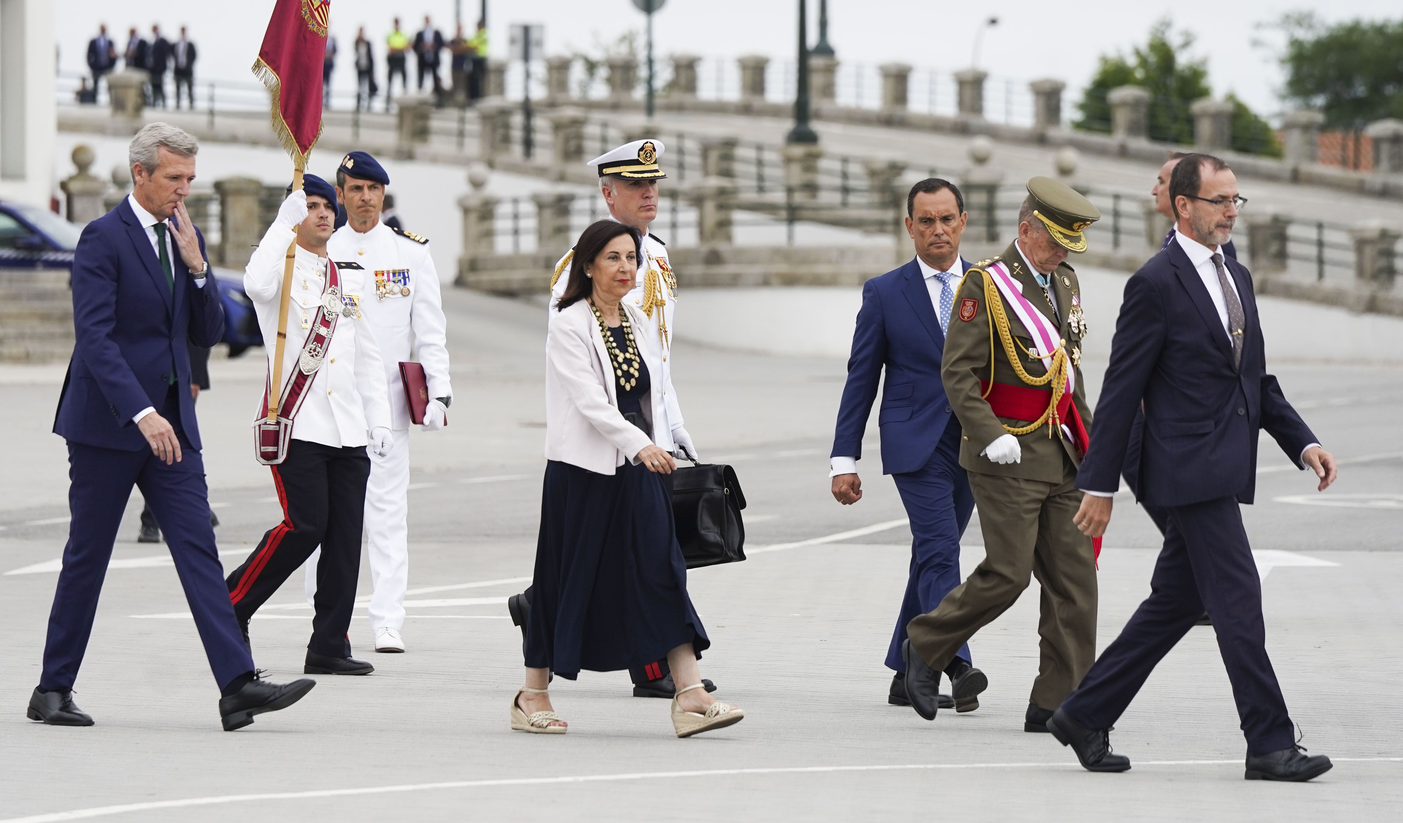 Entrega de reales despachos a los nuevos oficiales de la Armada Entrega de reales despachos a los nuevos oficiales de la Armada