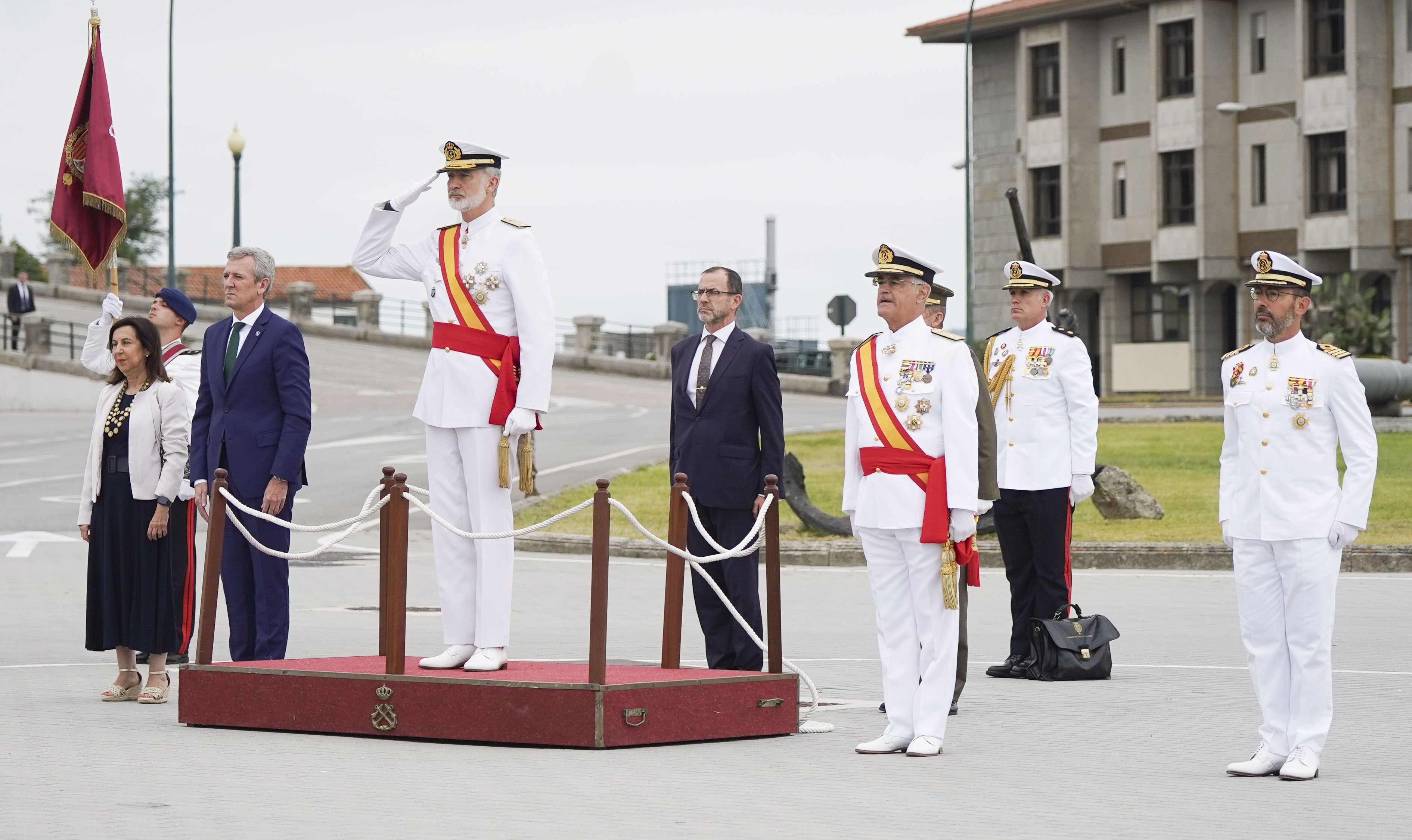 Entrega de reales despachos a los nuevos oficiales de la Armada Entrega de reales despachos a los nuevos oficiales de la Armada