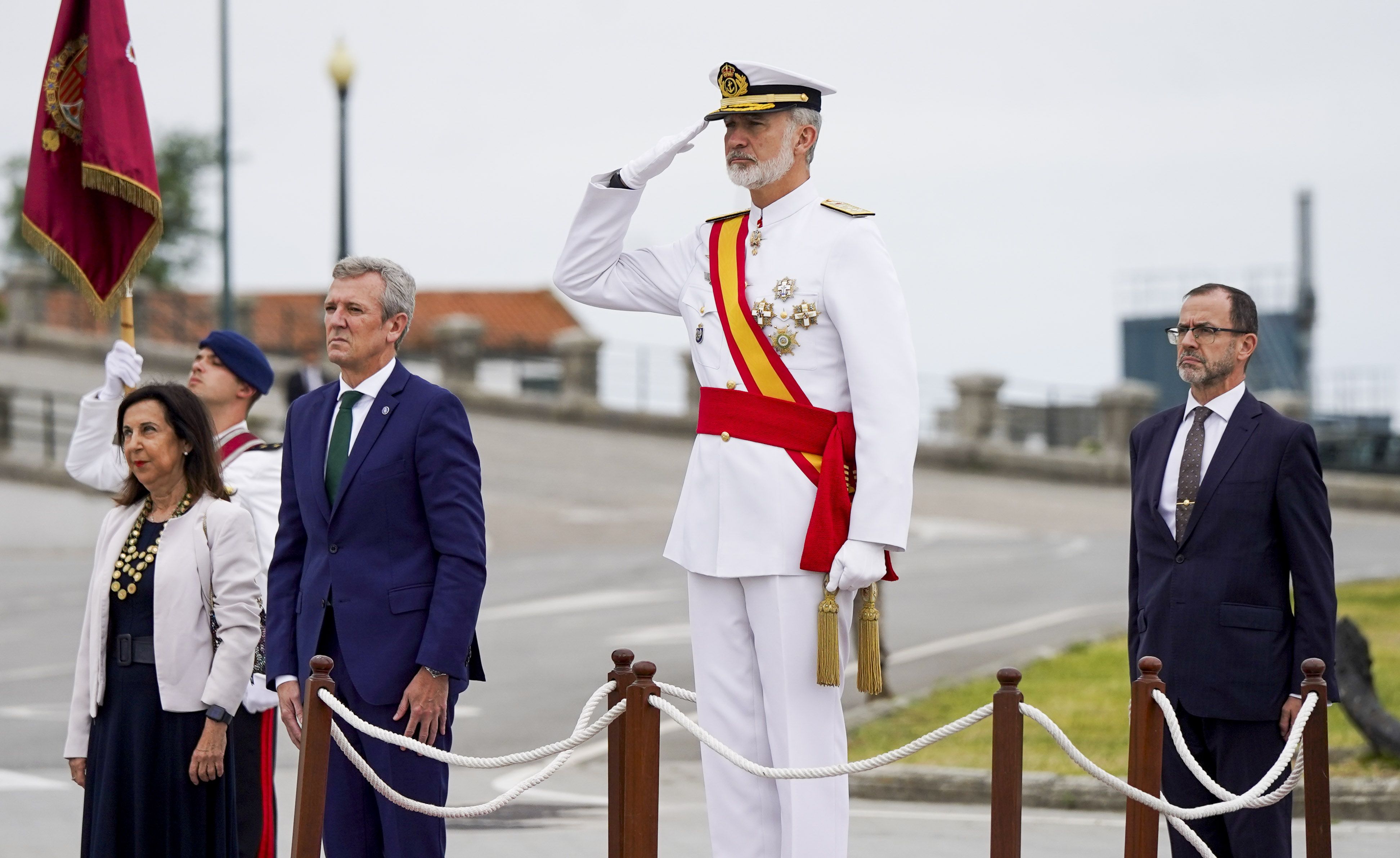 Entrega de reales despachos a los nuevos oficiales de la Armada Entrega de reales despachos a los nuevos oficiales de la Armada