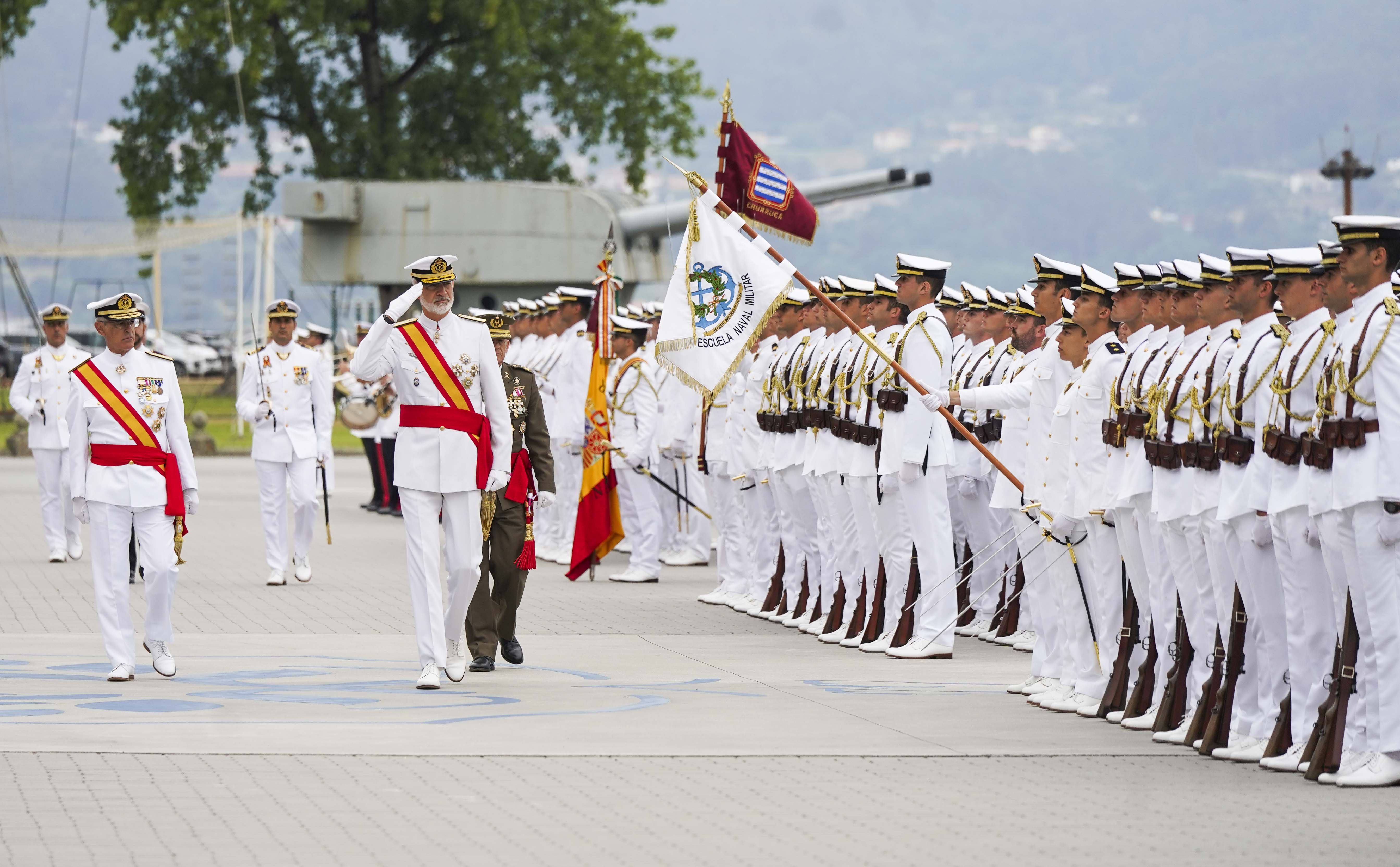 Entrega de reales despachos a los nuevos oficiales de la Armada Entrega de reales despachos a los nuevos oficiales de la Armada