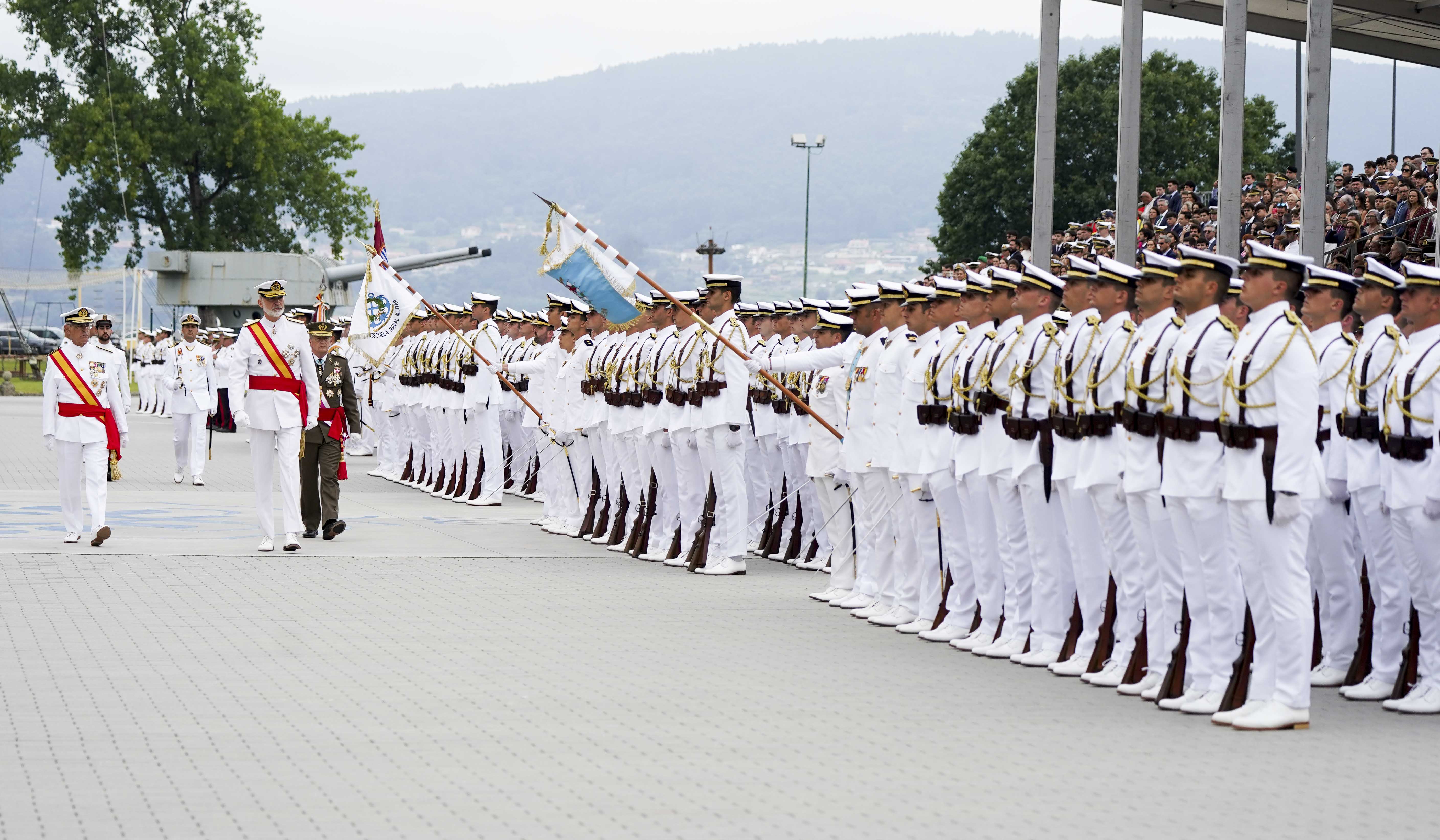 Entrega de reales despachos a los nuevos oficiales de la Armada Entrega de reales despachos a los nuevos oficiales de la Armada