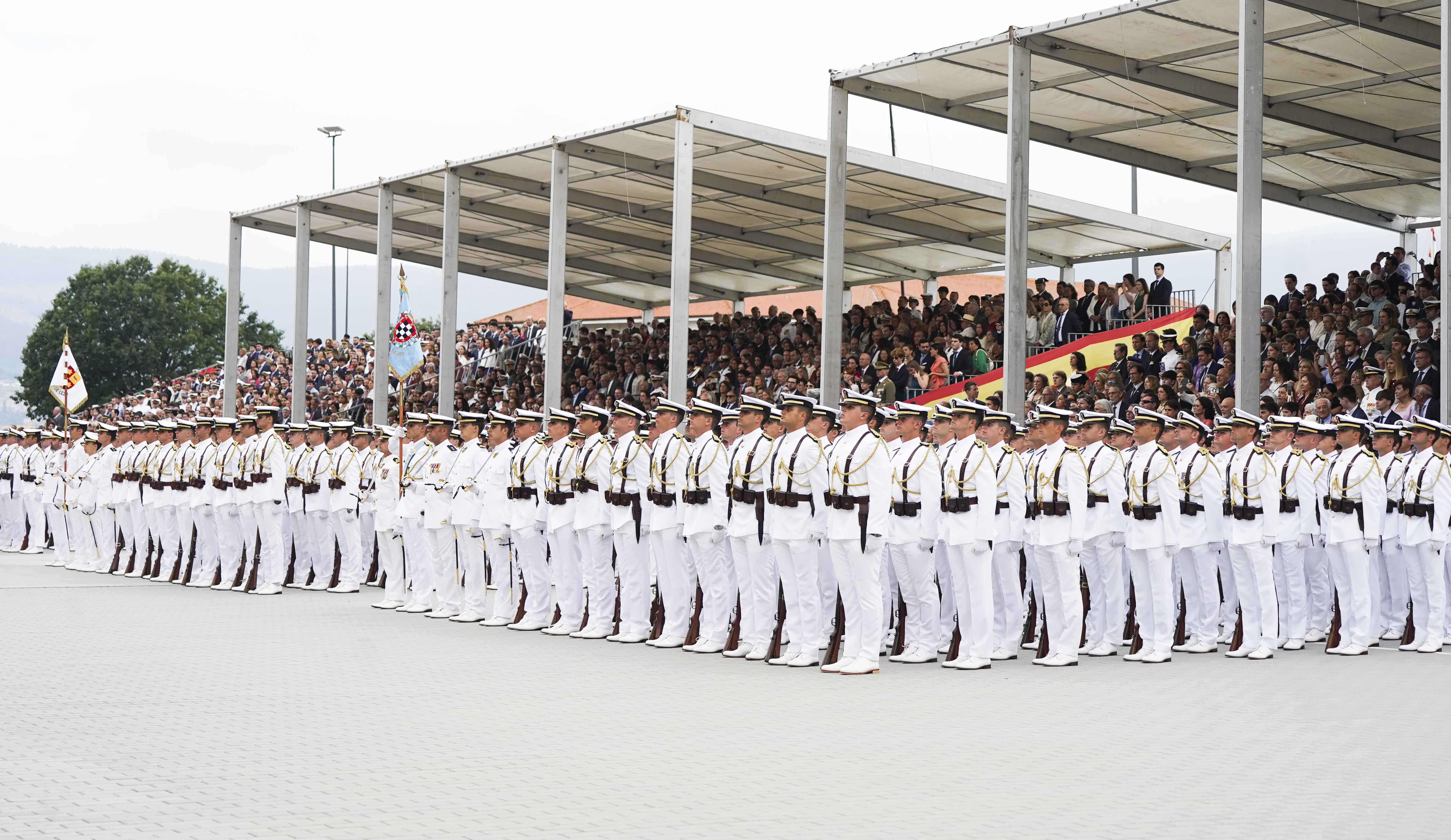 Entrega de reales despachos a los nuevos oficiales de la Armada Entrega de reales despachos a los nuevos oficiales de la Armada