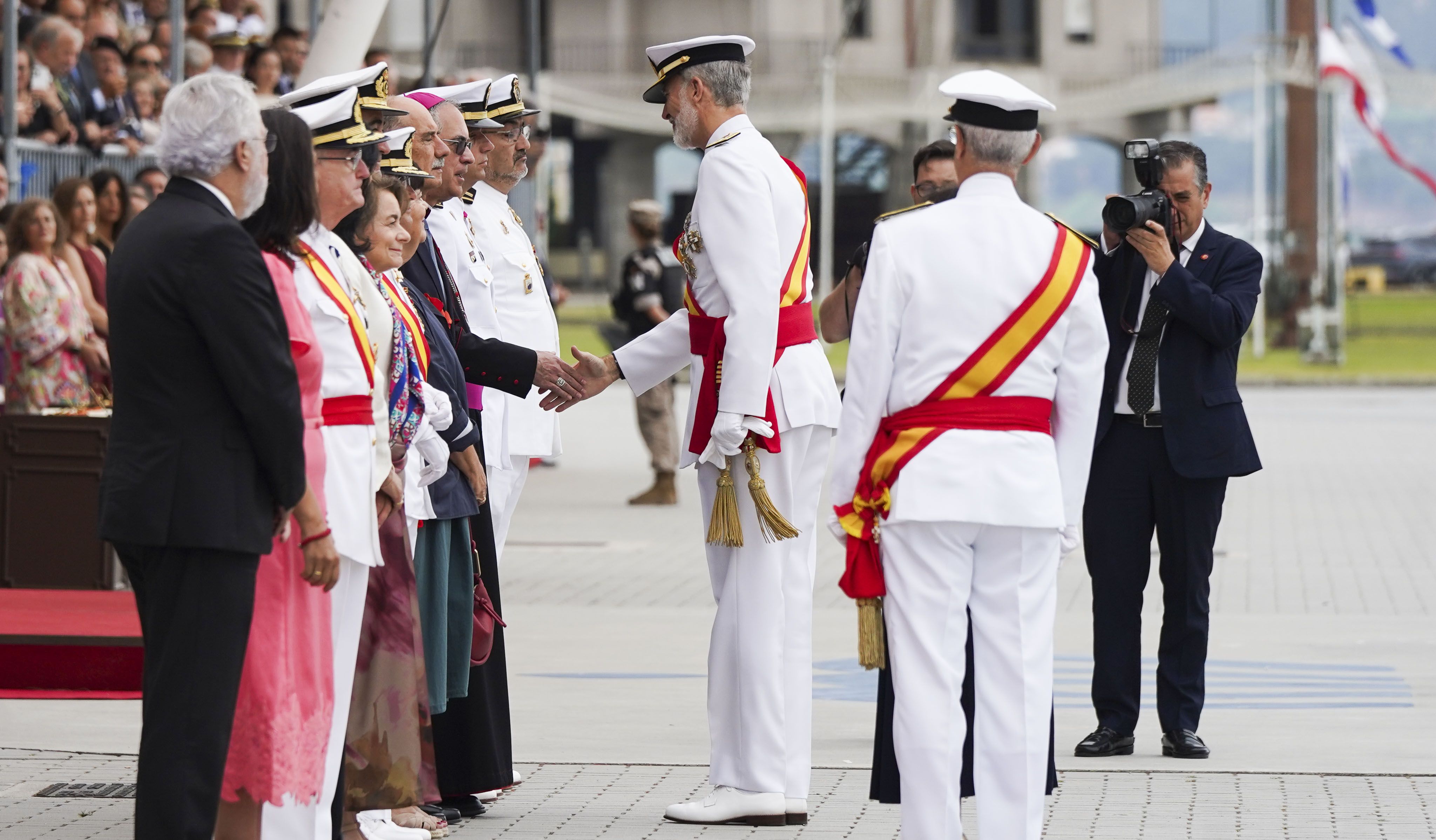 Entrega de reales despachos a los nuevos oficiales de la Armada Entrega de reales despachos a los nuevos oficiales de la Armada