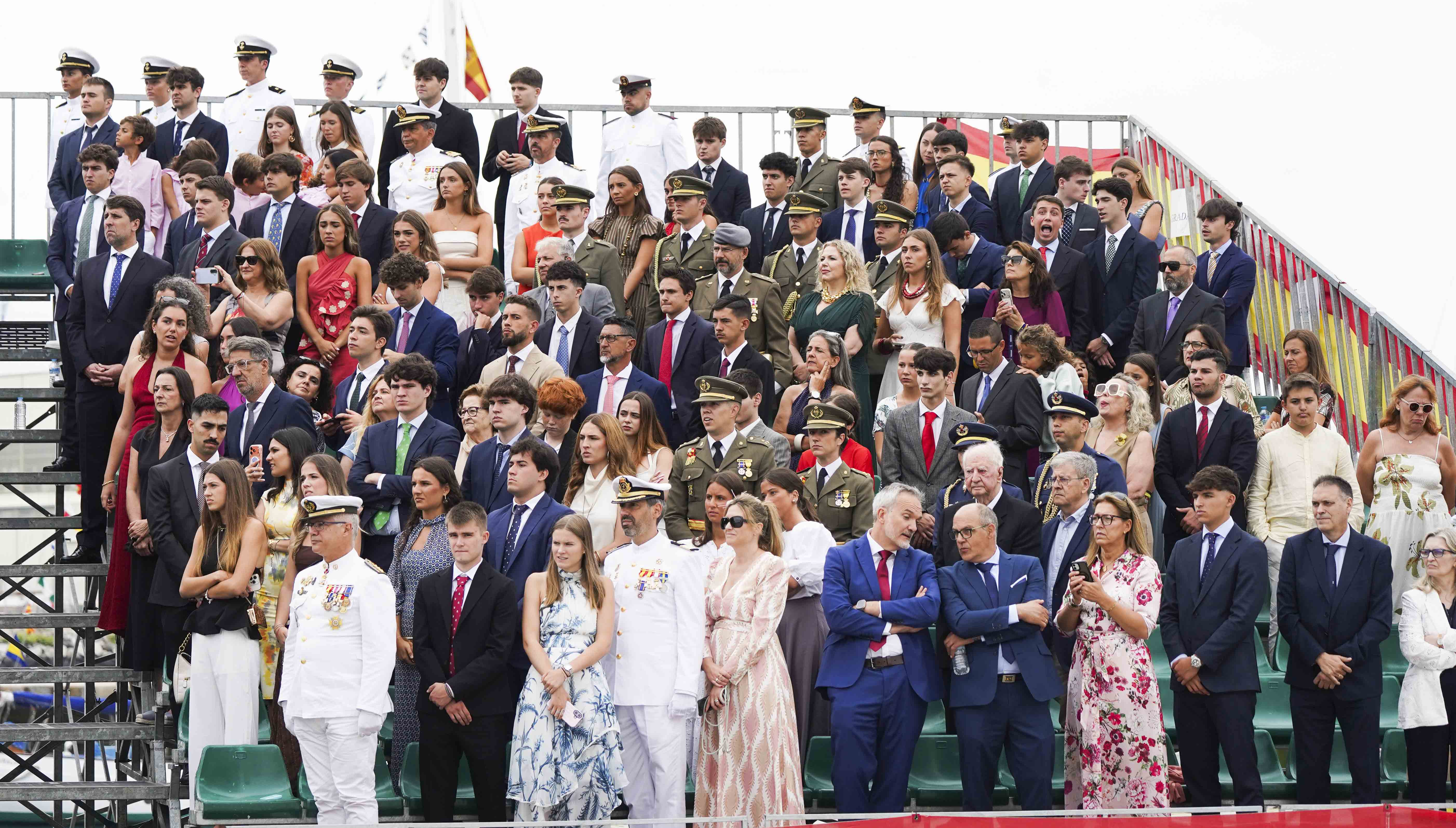 Entrega de reales despachos a los nuevos oficiales de la Armada Entrega de reales despachos a los nuevos oficiales de la Armada