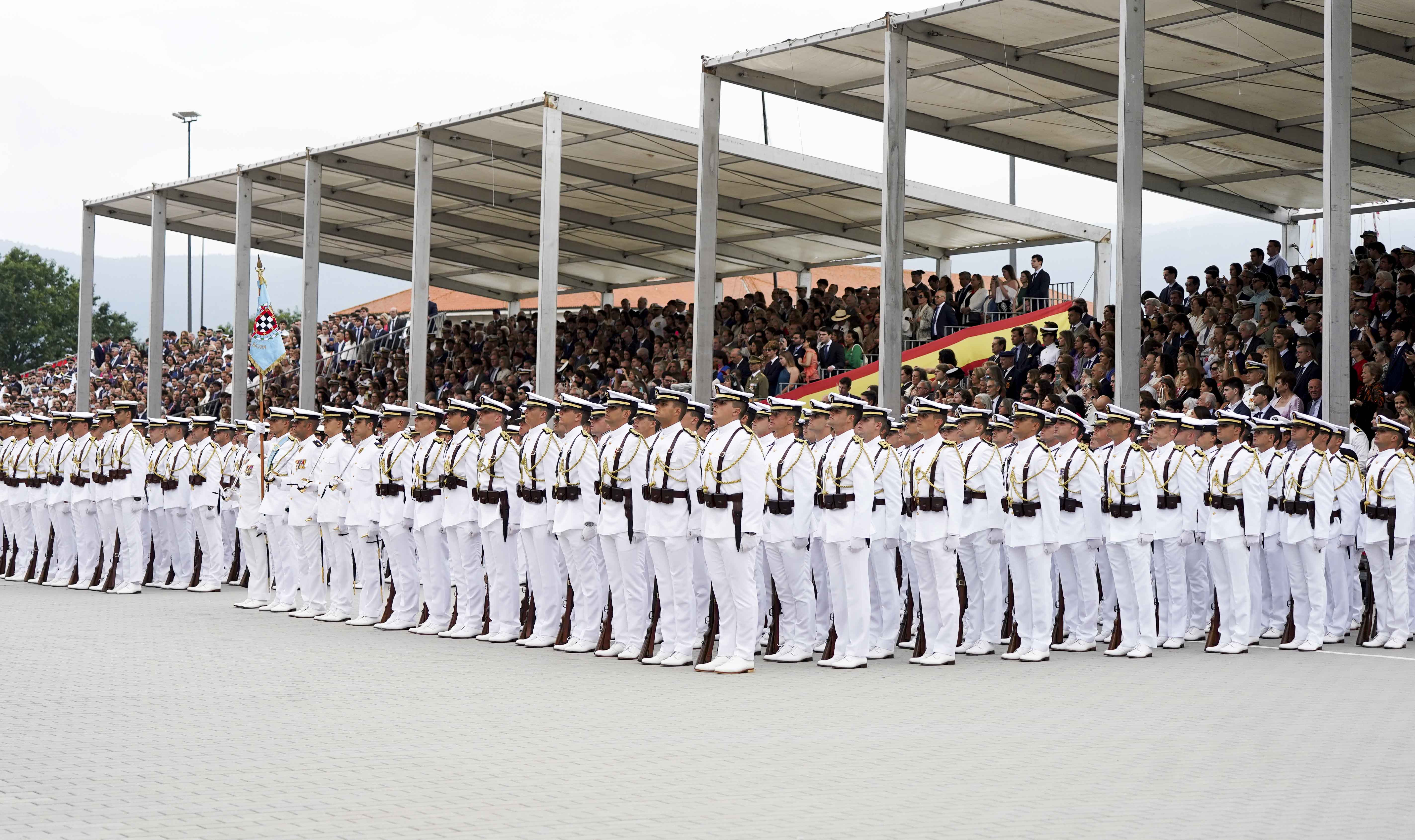 Entrega de reales despachos a los nuevos oficiales de la Armada Entrega de reales despachos a los nuevos oficiales de la Armada