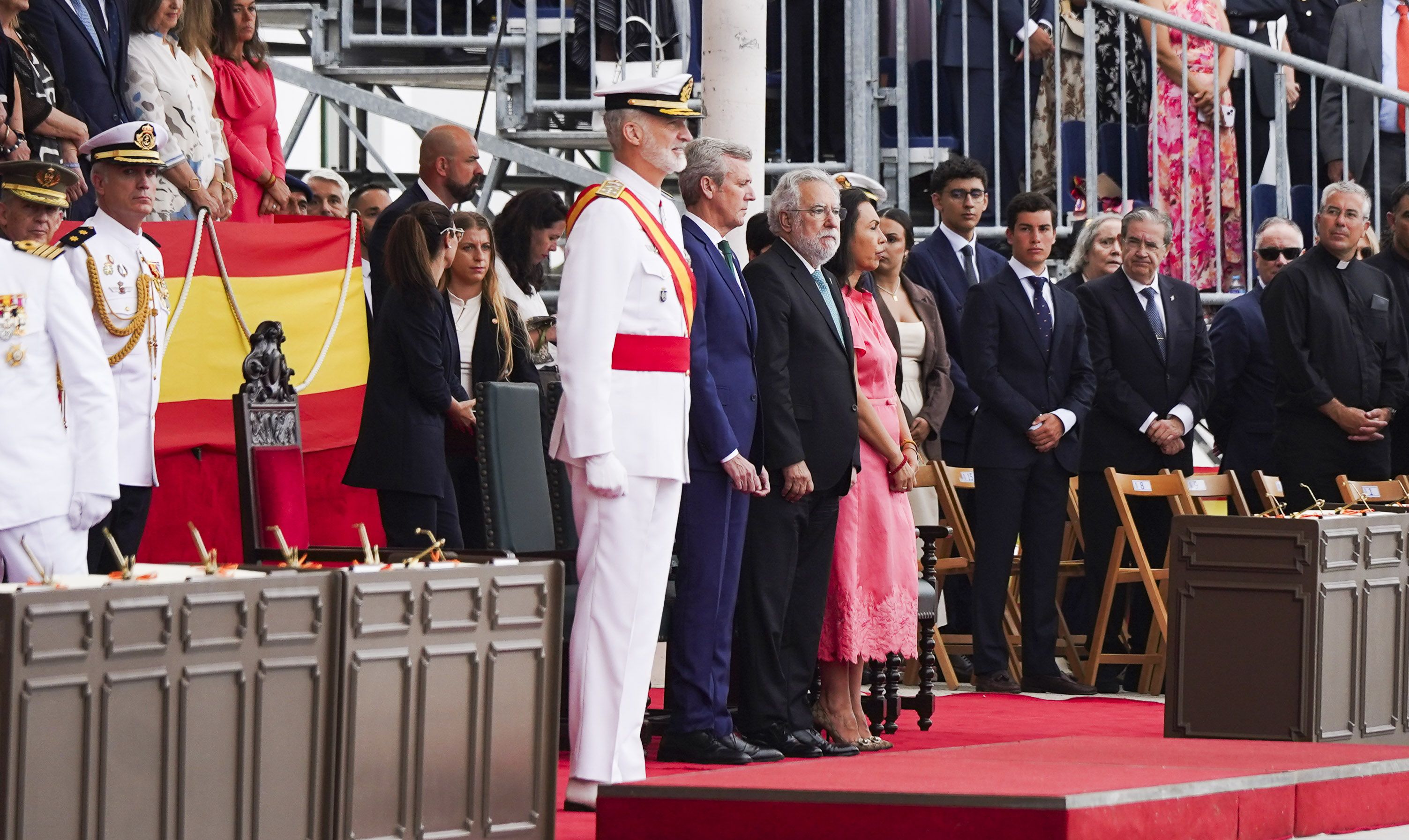 Entrega de reales despachos a los nuevos oficiales de la Armada Entrega de reales despachos a los nuevos oficiales de la Armada