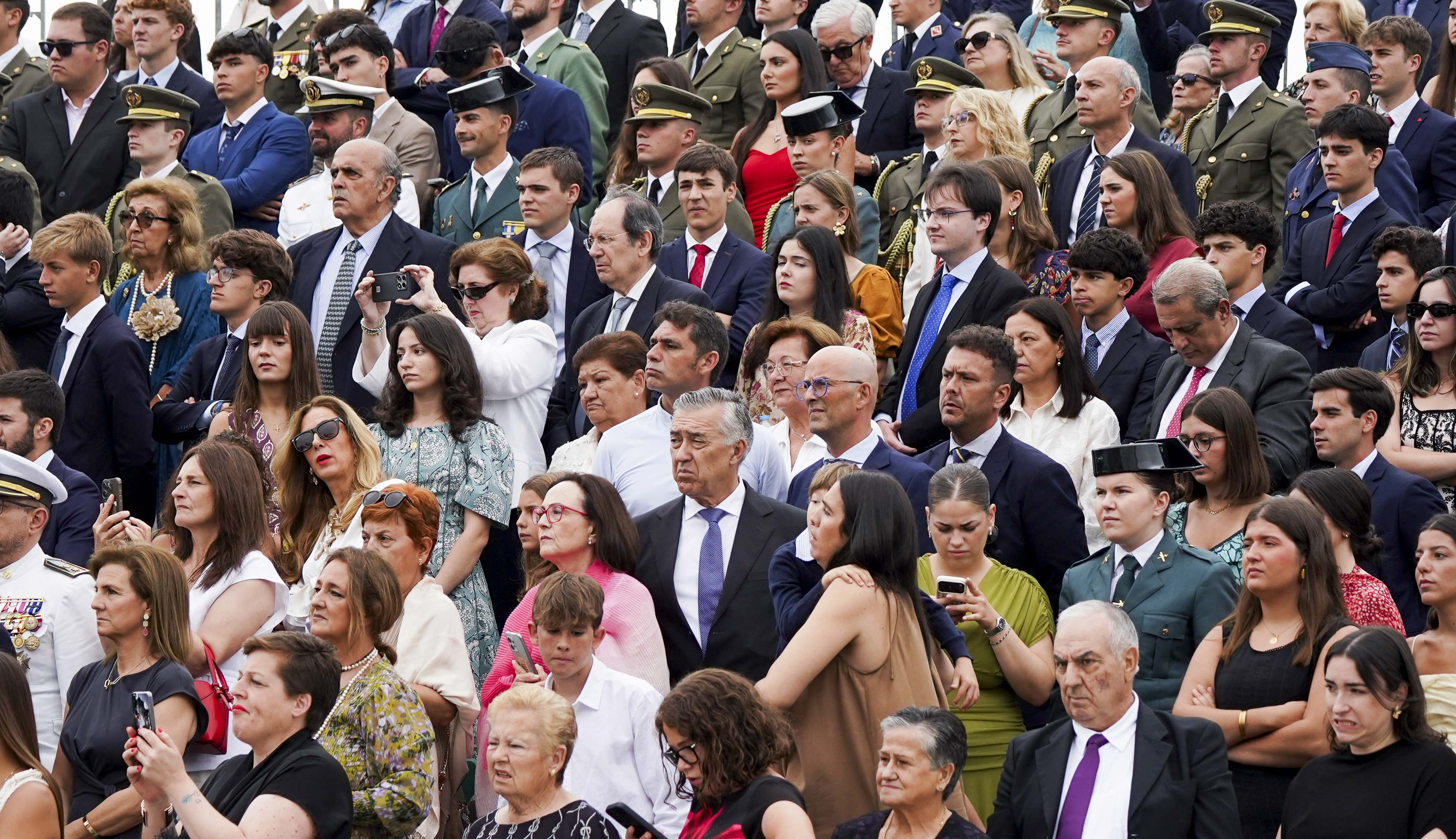 Entrega de reales despachos a los nuevos oficiales de la Armada Entrega de reales despachos a los nuevos oficiales de la Armada