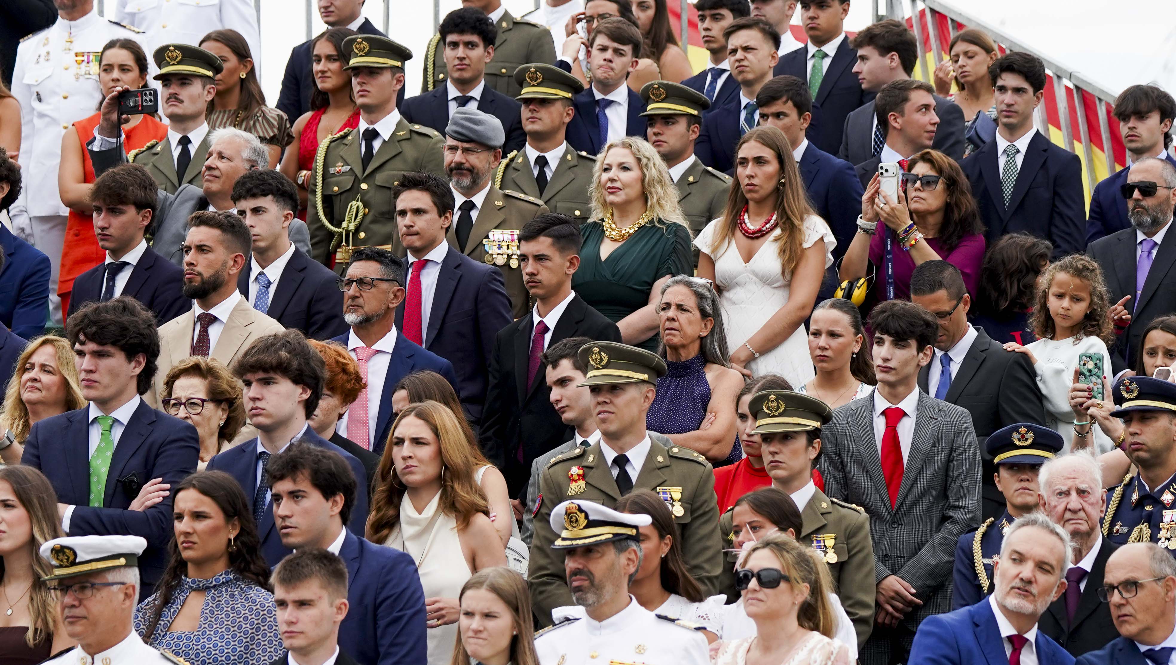 Entrega de reales despachos a los nuevos oficiales de la Armada Entrega de reales despachos a los nuevos oficiales de la Armada