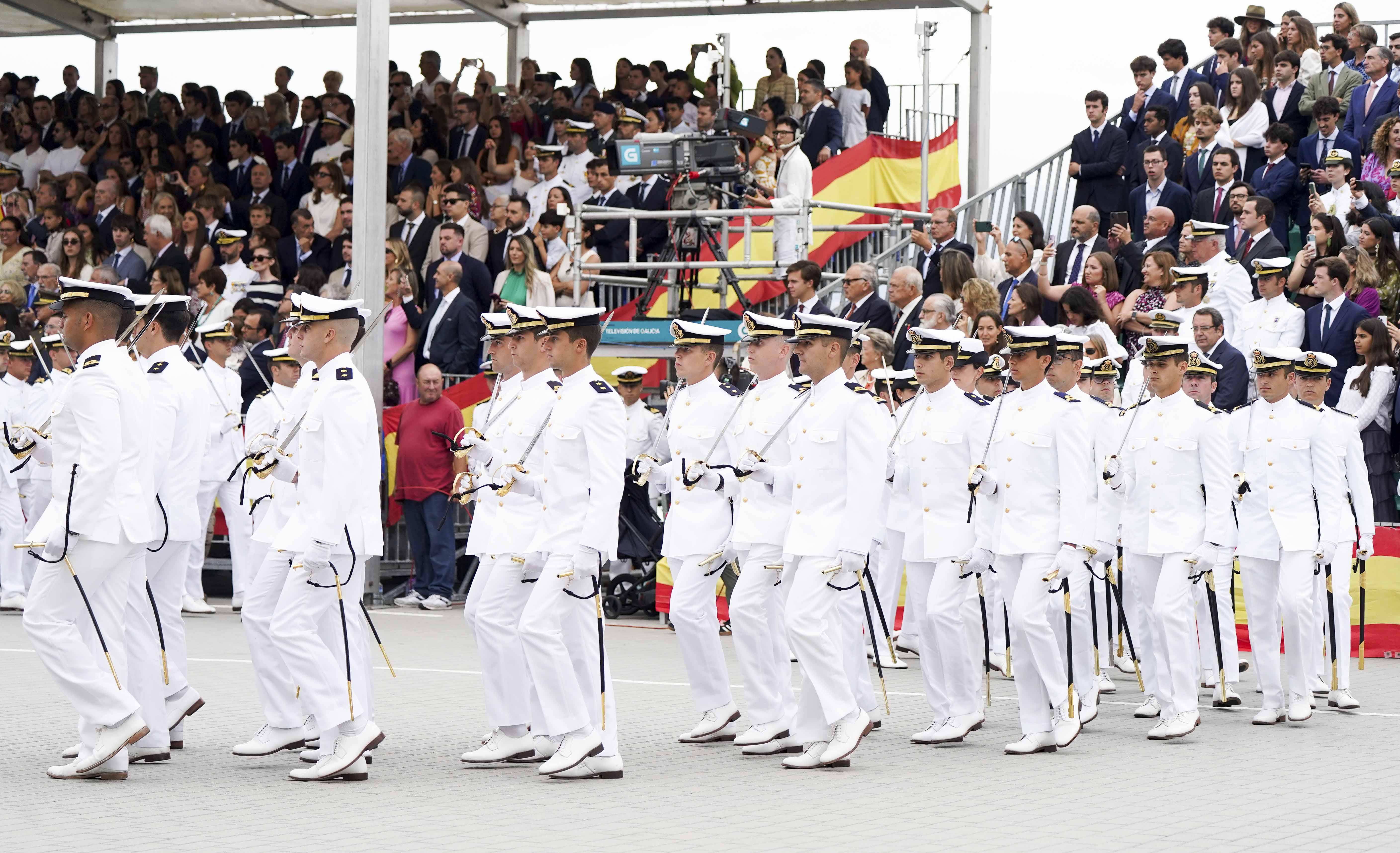 Entrega de reales despachos a los nuevos oficiales de la Armada Entrega de reales despachos a los nuevos oficiales de la Armada