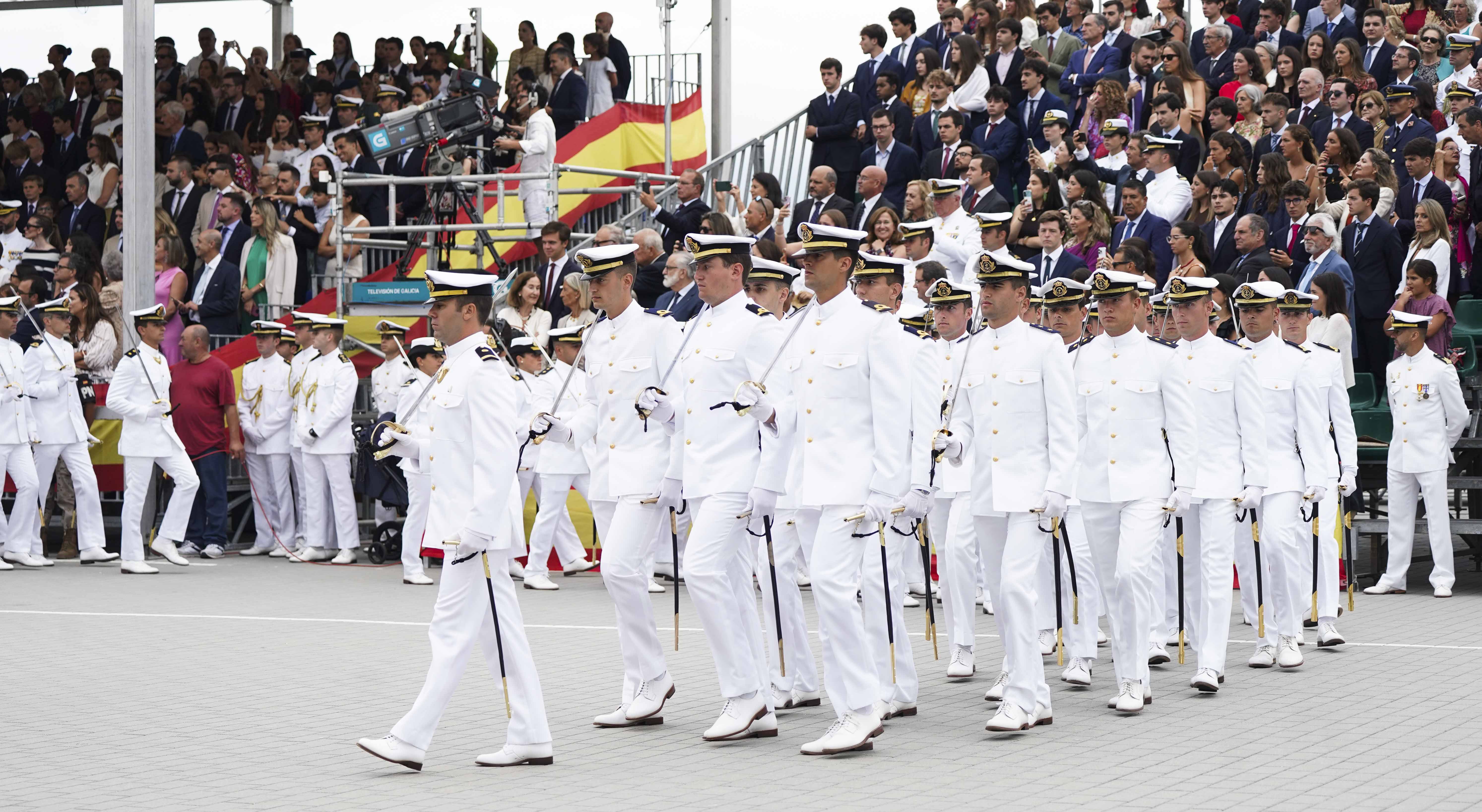 Entrega de reales despachos a los nuevos oficiales de la Armada Entrega de reales despachos a los nuevos oficiales de la Armada